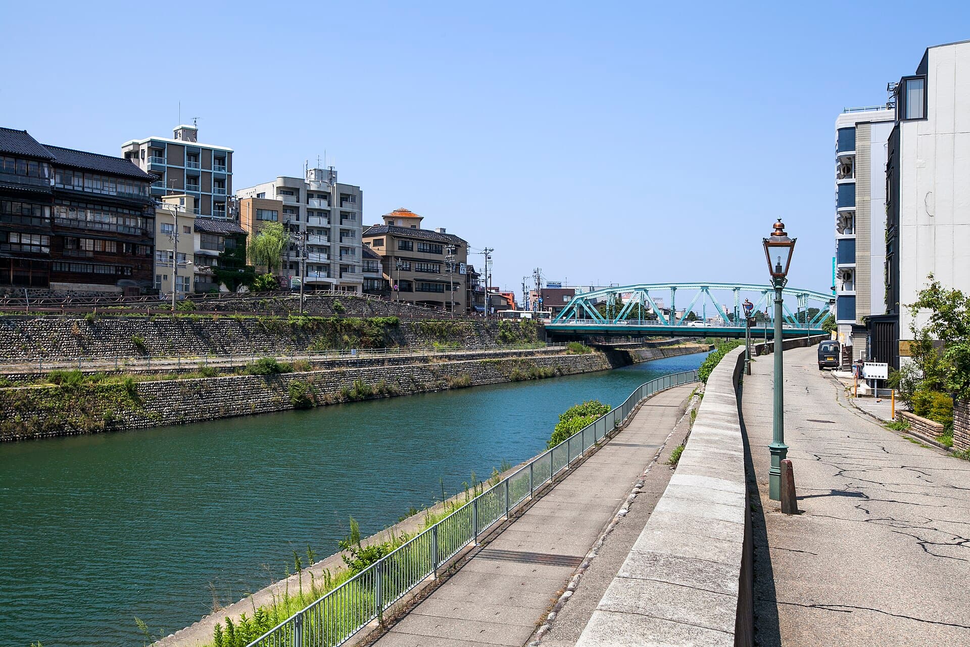 犀川大桥：犀川大桥：Wikimedia Commons 文件「Saigawaohashi001.jpg」中的桥梁实景。