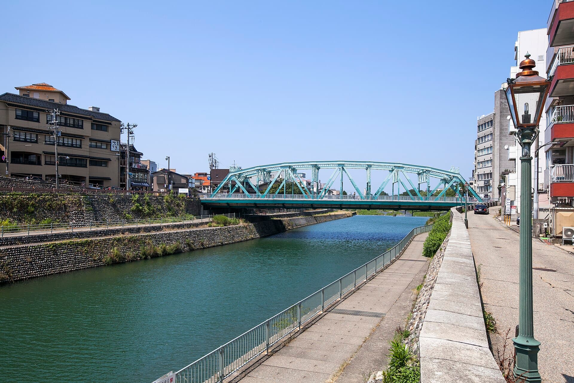 犀川大桥：犀川大桥：Wikimedia Commons 文件「Saigawaohashi002.jpg」中的桥梁实景。