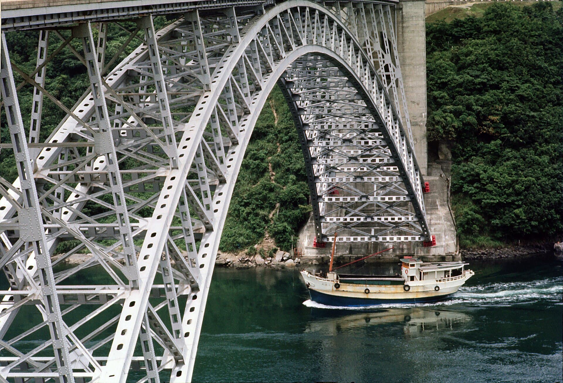 西海大桥（长崎）：西海大桥（长崎）：Wikimedia Commons 文件「724a Narito Narrows Bridge nr Nagasaki, Japan 1971 (51383653617).jpg」中的桥梁实景。