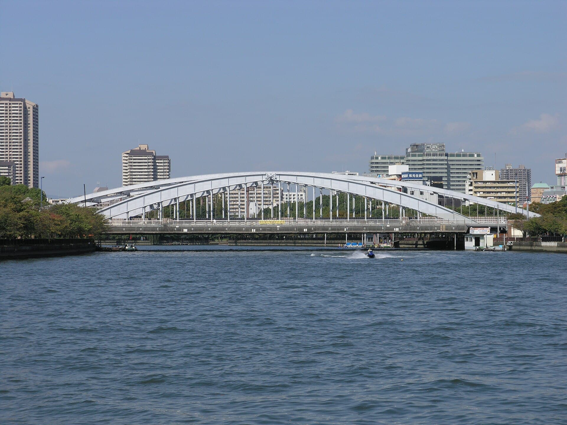 樱宫桥（银桥）：樱宫桥（银桥）：Wikimedia Commons 文件「20081013 Sakuranomiya-Bridge02.JPG」中的桥梁实景。