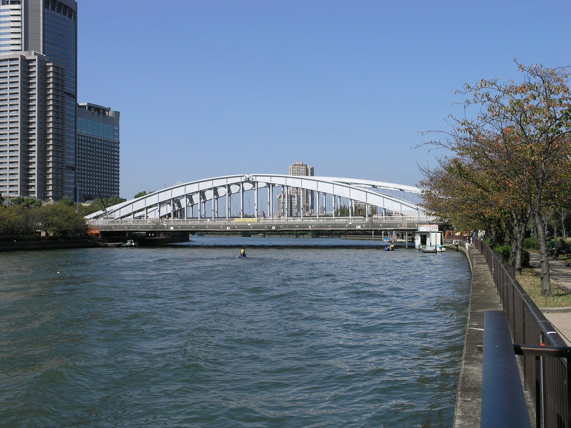 樱宫桥（银桥）：樱宫桥（银桥）：Wikimedia Commons 文件「20081013 Sakuranomiya-Bridge03.JPG」中的桥梁实景。