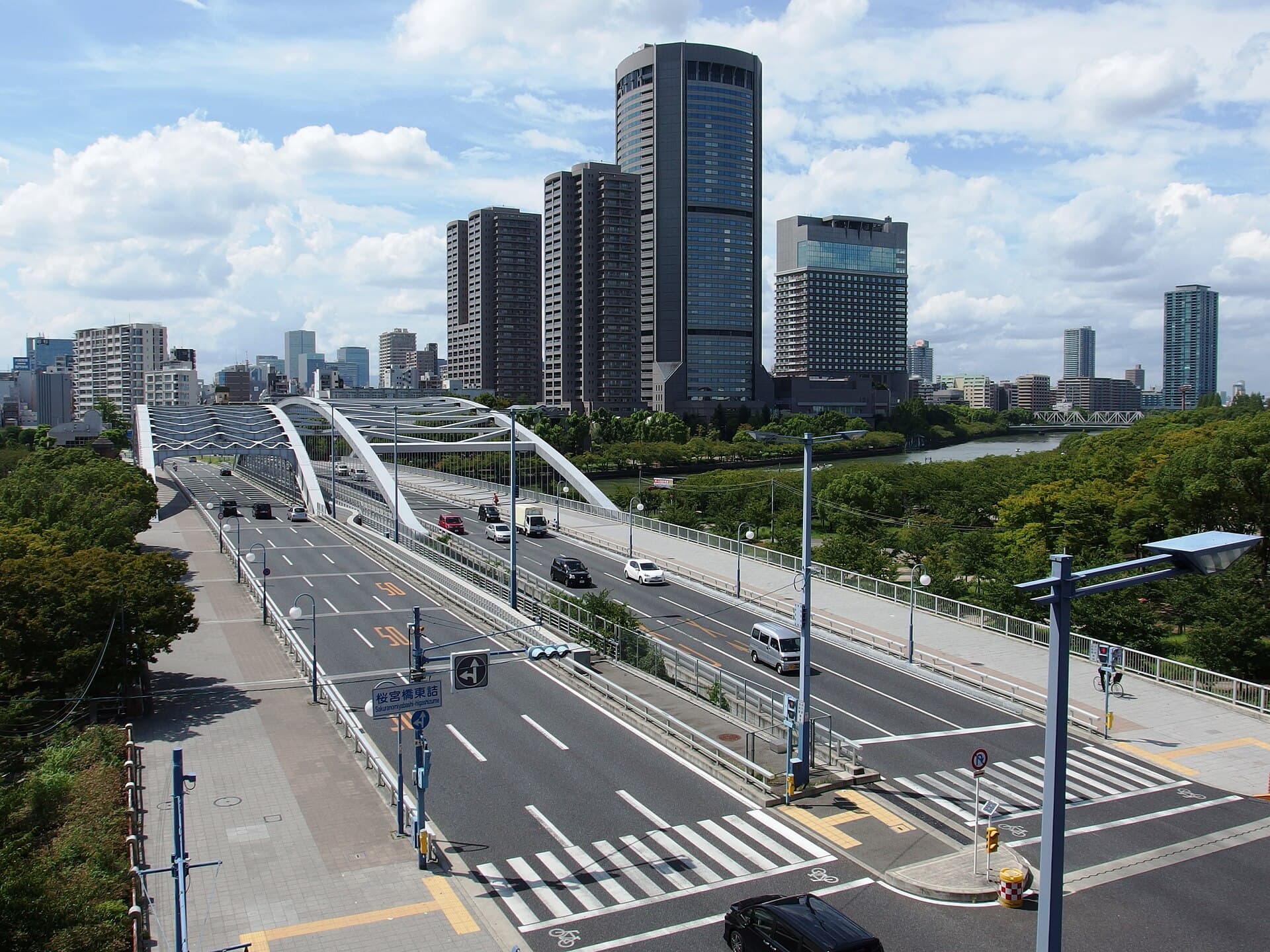 樱宫桥（银桥）：樱宫桥（银桥）：Wikimedia Commons 文件「Sakuranomiya Bridge in 201408.JPG」中的桥梁实景。