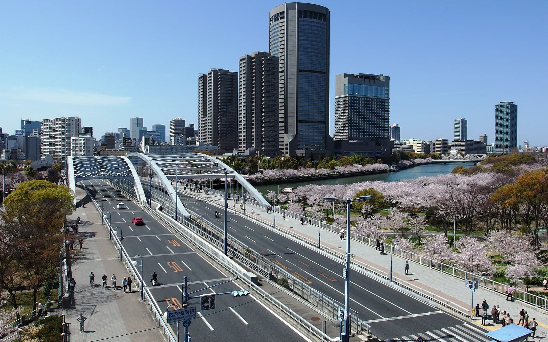 樱宫桥（银桥）：樱宫桥（银桥）：Wikimedia Commons 文件「Sakuranomiya Bridge in 201504.JPG」中的桥梁实景。
