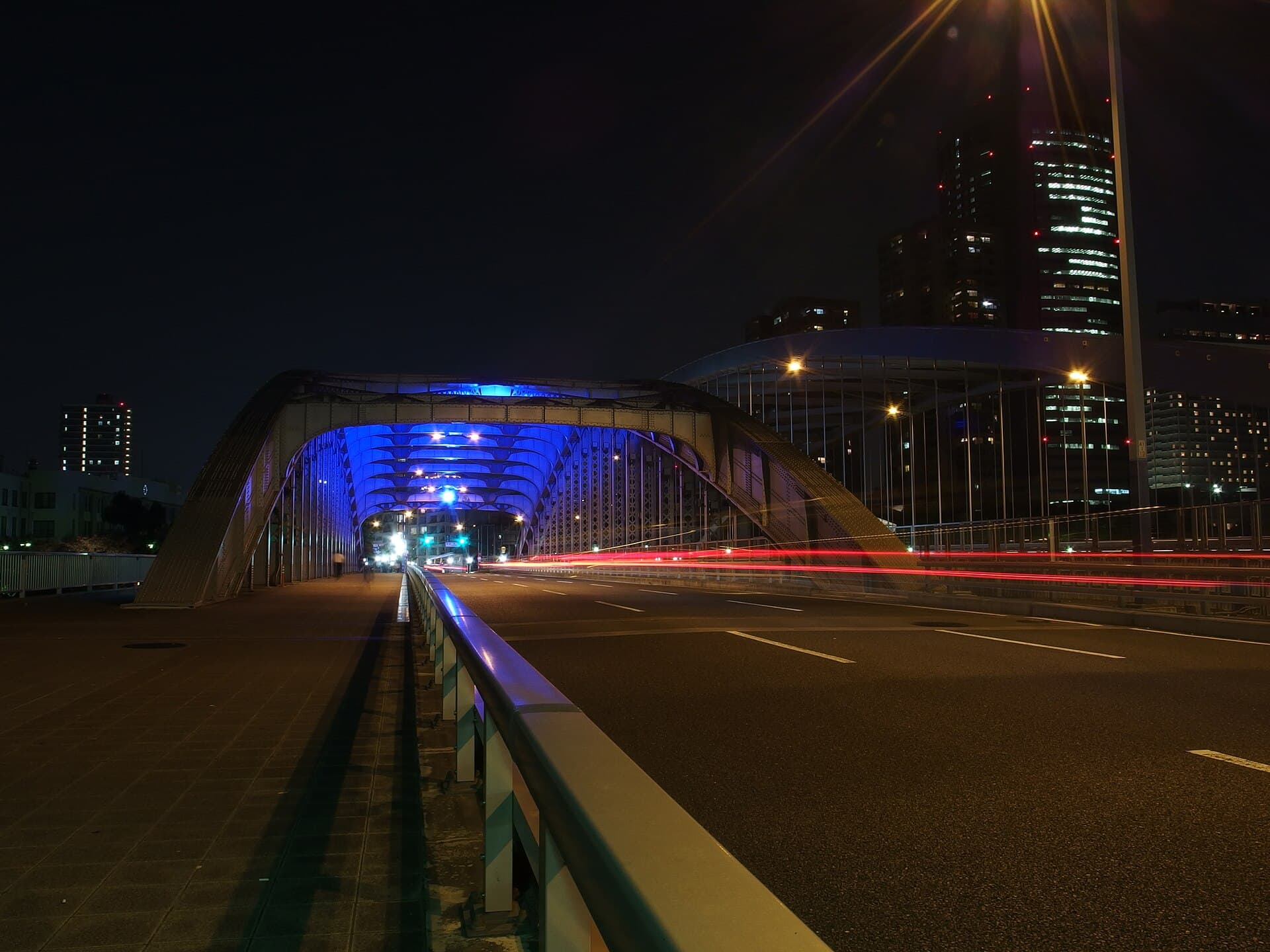 樱宫桥（银桥）：樱宫桥（银桥）：Wikimedia Commons 文件「Sakuranomiya Bridge in 201510 001.JPG」中的桥梁实景。