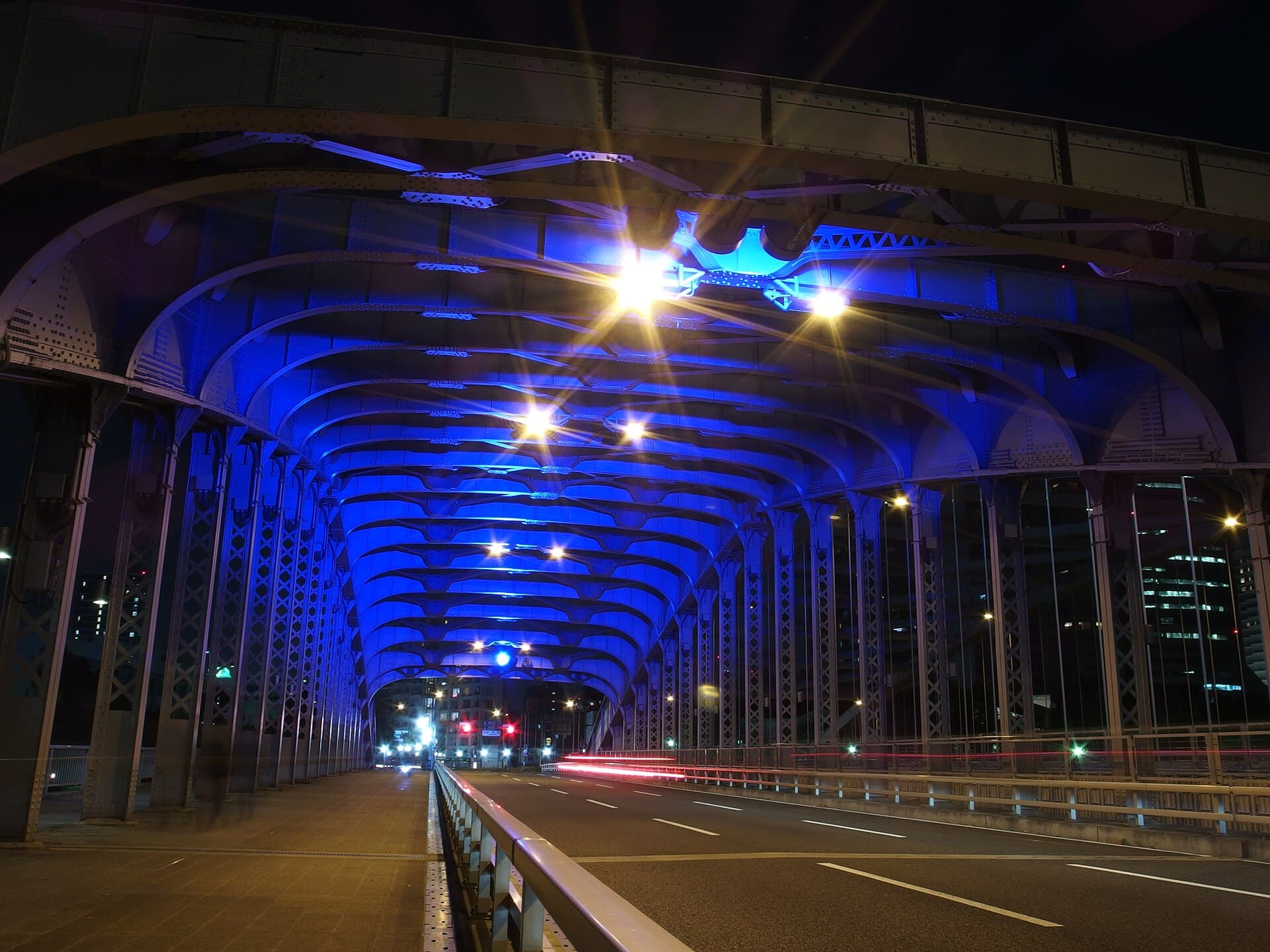 樱宫桥（银桥）：樱宫桥（银桥）：Wikimedia Commons 文件「Sakuranomiya Bridge in 201510 002.JPG」中的桥梁实景。