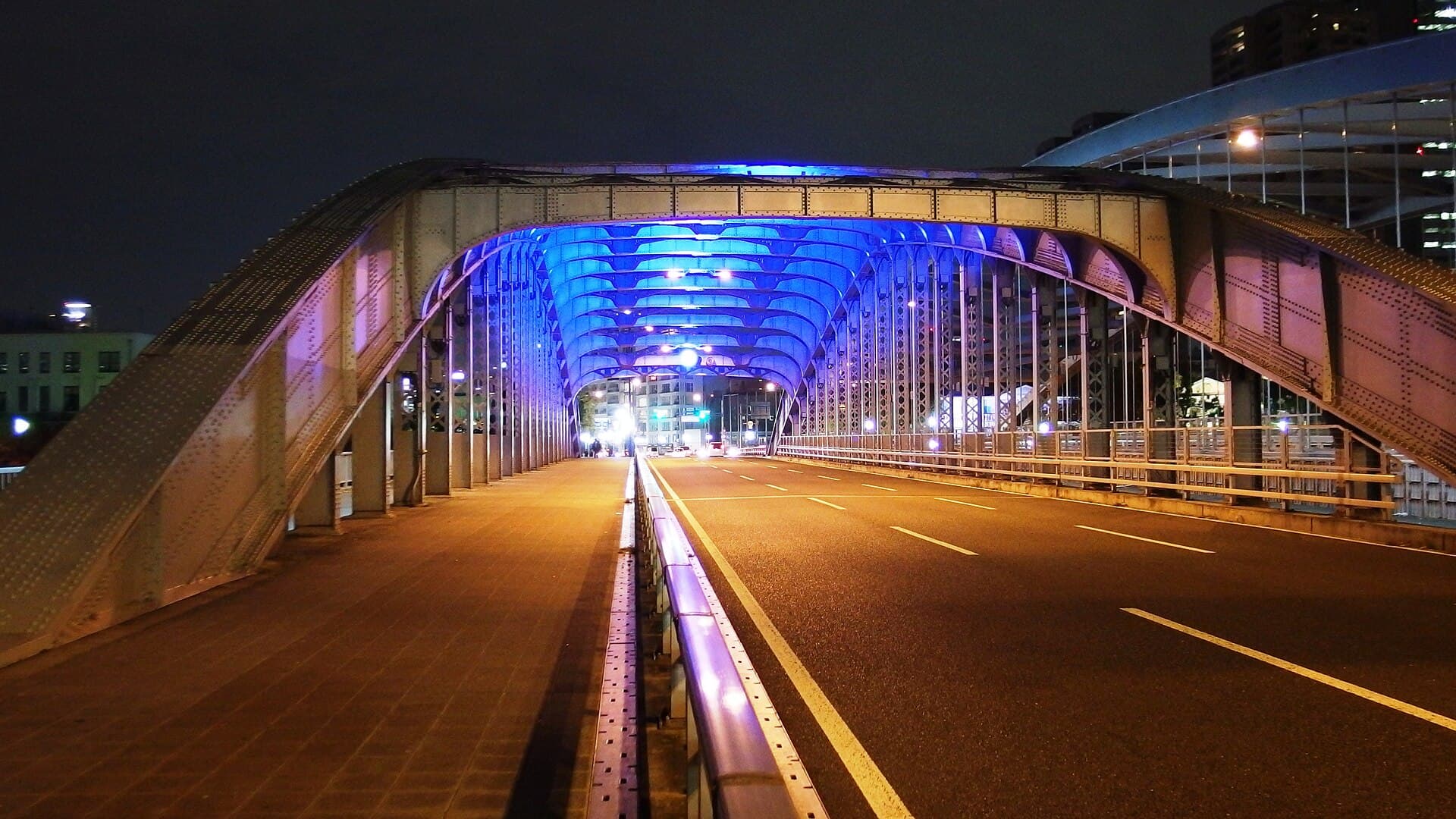 樱宫桥（银桥）：樱宫桥（银桥）：Wikimedia Commons 文件「Sakuranomiya-Bashi Bridge at Night in 201411.JPG」中的桥梁实景。