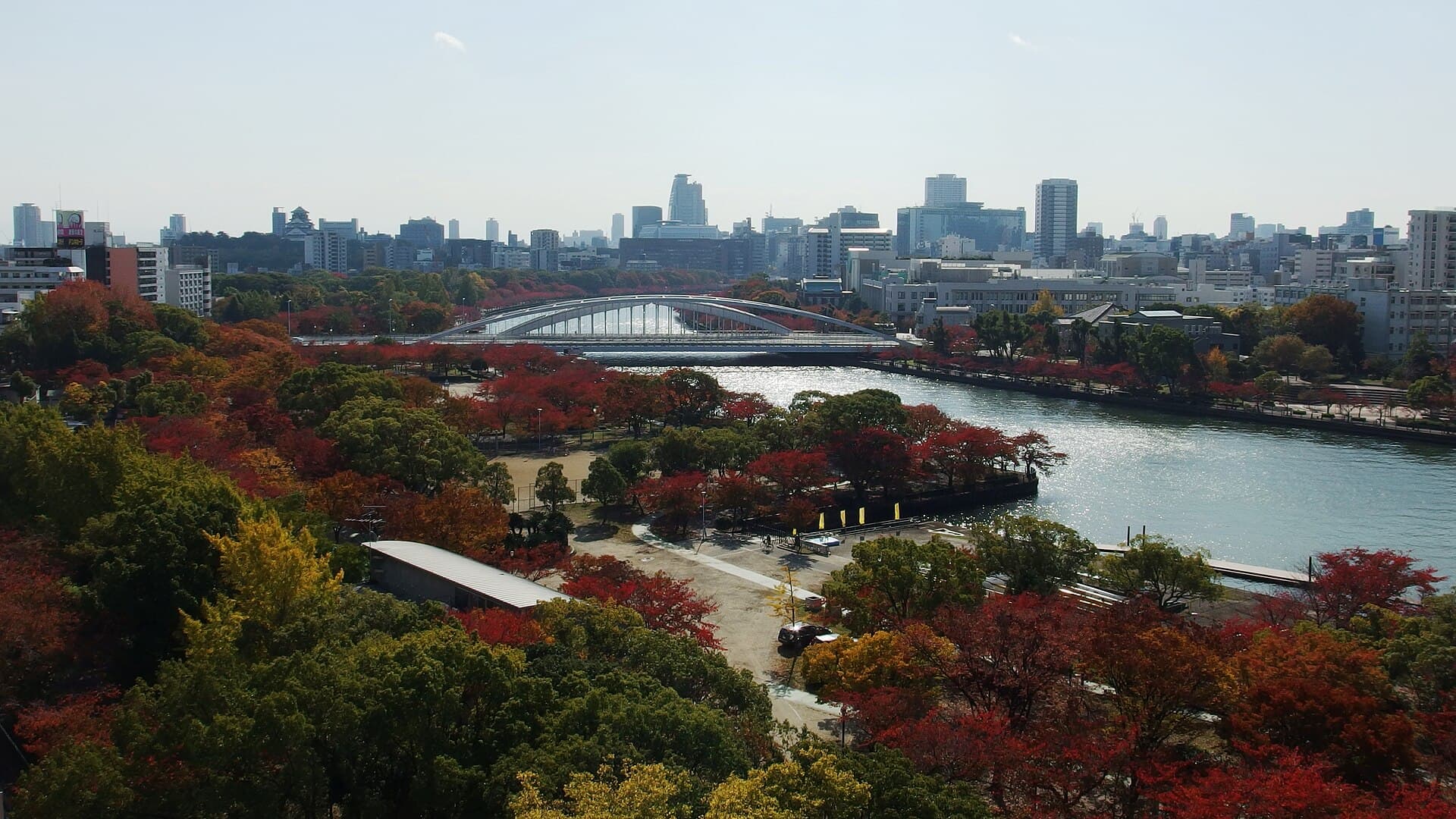 樱宫桥（银桥）：樱宫桥（银桥）：Wikimedia Commons 文件「Sakuranomiya-Bashi Bridge in 201411.JPG」中的桥梁实景。