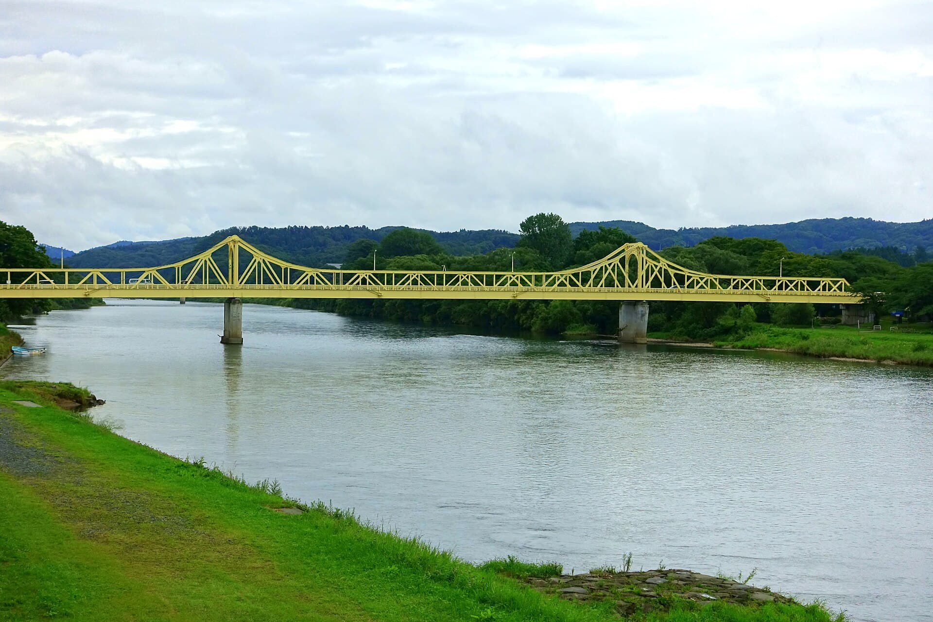 珊瑚桥：珊瑚桥：Wikimedia Commons 文件「Sango Bridge over Kitakami River - Kitakami, Iwate - DSC05080.jpg」中的桥梁实景。