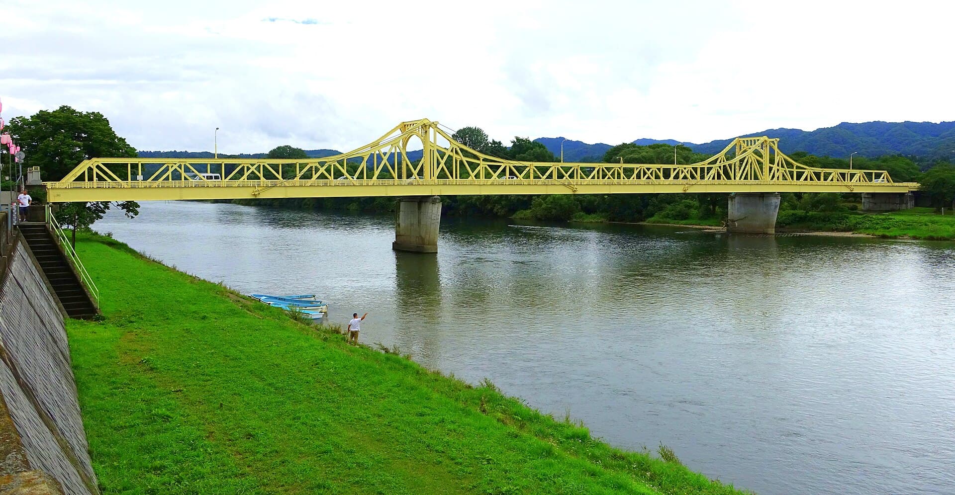 珊瑚桥：珊瑚桥：Wikimedia Commons 文件「Sango Bridge over Kitakami River - Kitakami, Iwate - DSC05087.jpg」中的桥梁实景。