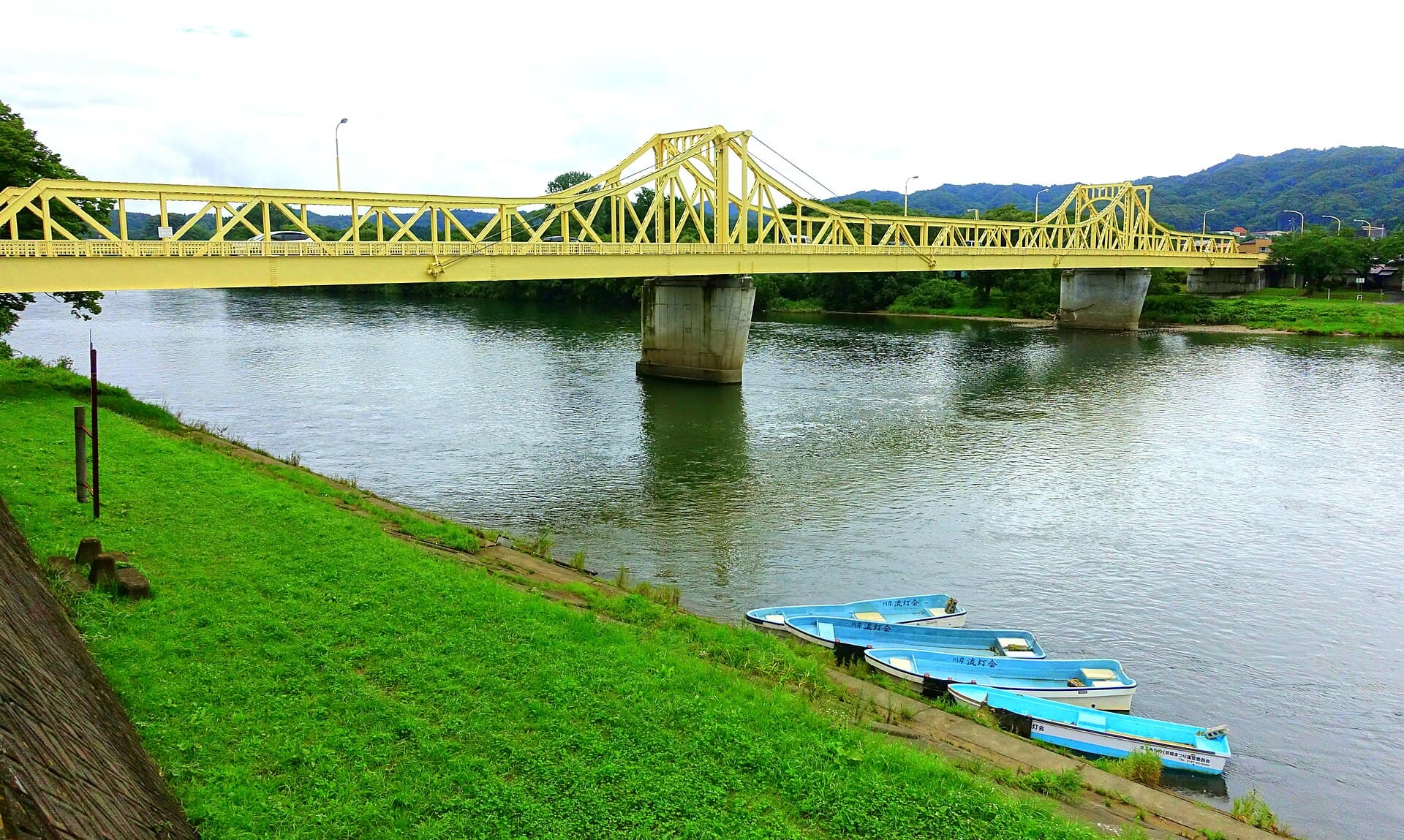 珊瑚桥：珊瑚桥：Wikimedia Commons 文件「Sango Bridge over Kitakami River - Kitakami, Iwate - DSC05092.jpg」中的桥梁实景。