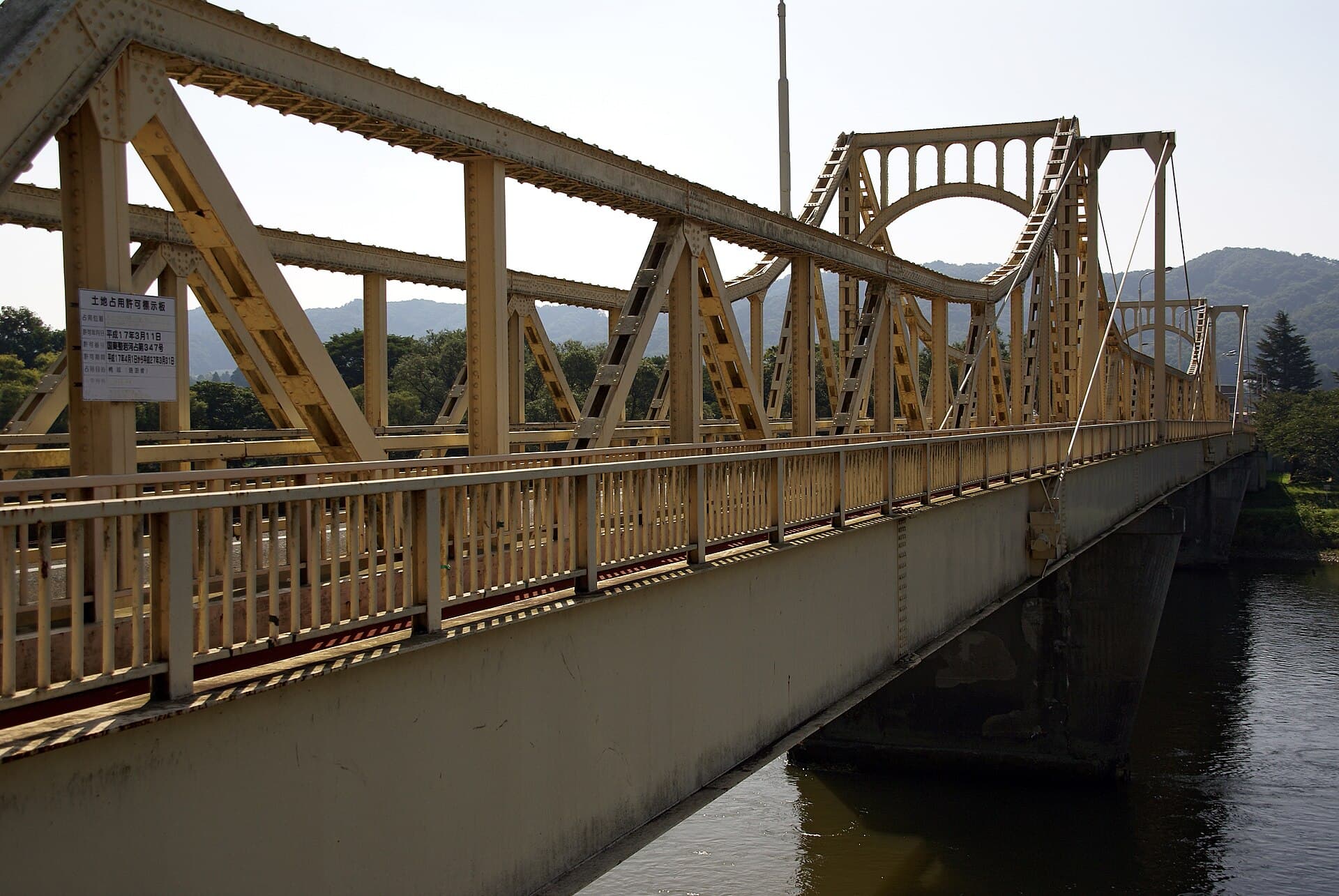 珊瑚桥：珊瑚桥：Wikimedia Commons 文件「Sango bridge01s3876.jpg」中的桥梁实景。