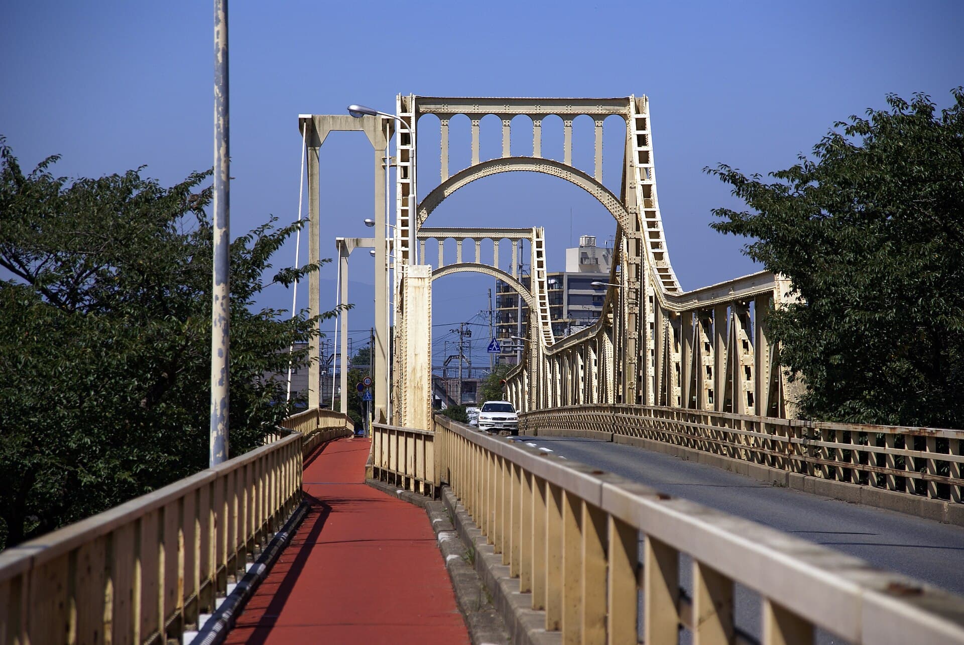 珊瑚桥：珊瑚桥：Wikimedia Commons 文件「Sango bridge03s3872.jpg」中的桥梁实景。