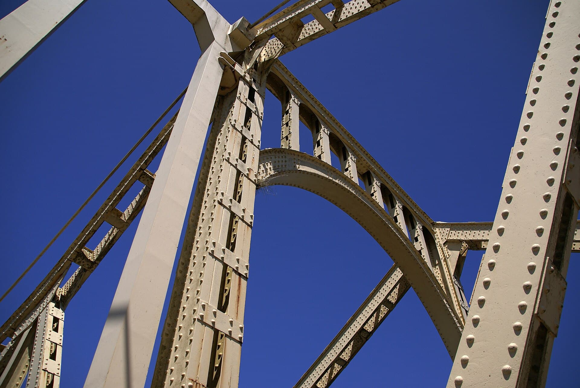 珊瑚桥：珊瑚桥：Wikimedia Commons 文件「Sango bridge04s3872.jpg」中的桥梁实景。