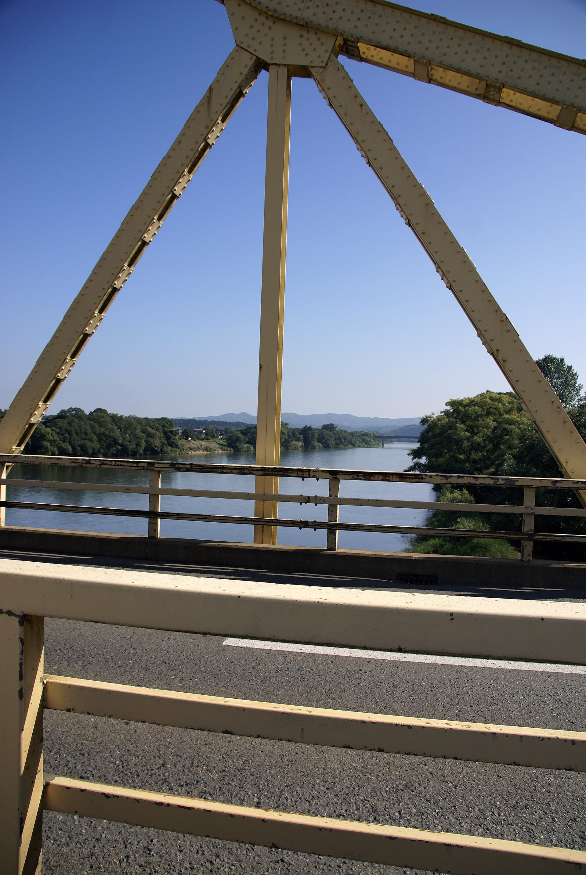 珊瑚桥：珊瑚桥：Wikimedia Commons 文件「Sango bridge05s3872.jpg」中的桥梁实景。