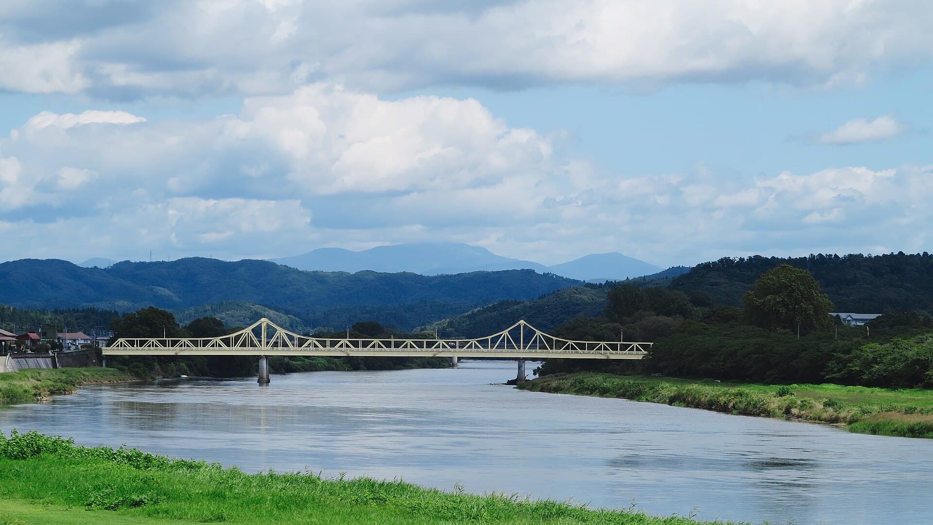 珊瑚桥：珊瑚桥：Wikimedia Commons 文件「珊瑚橋 北上川 (48735818733).jpg」中的桥梁实景。