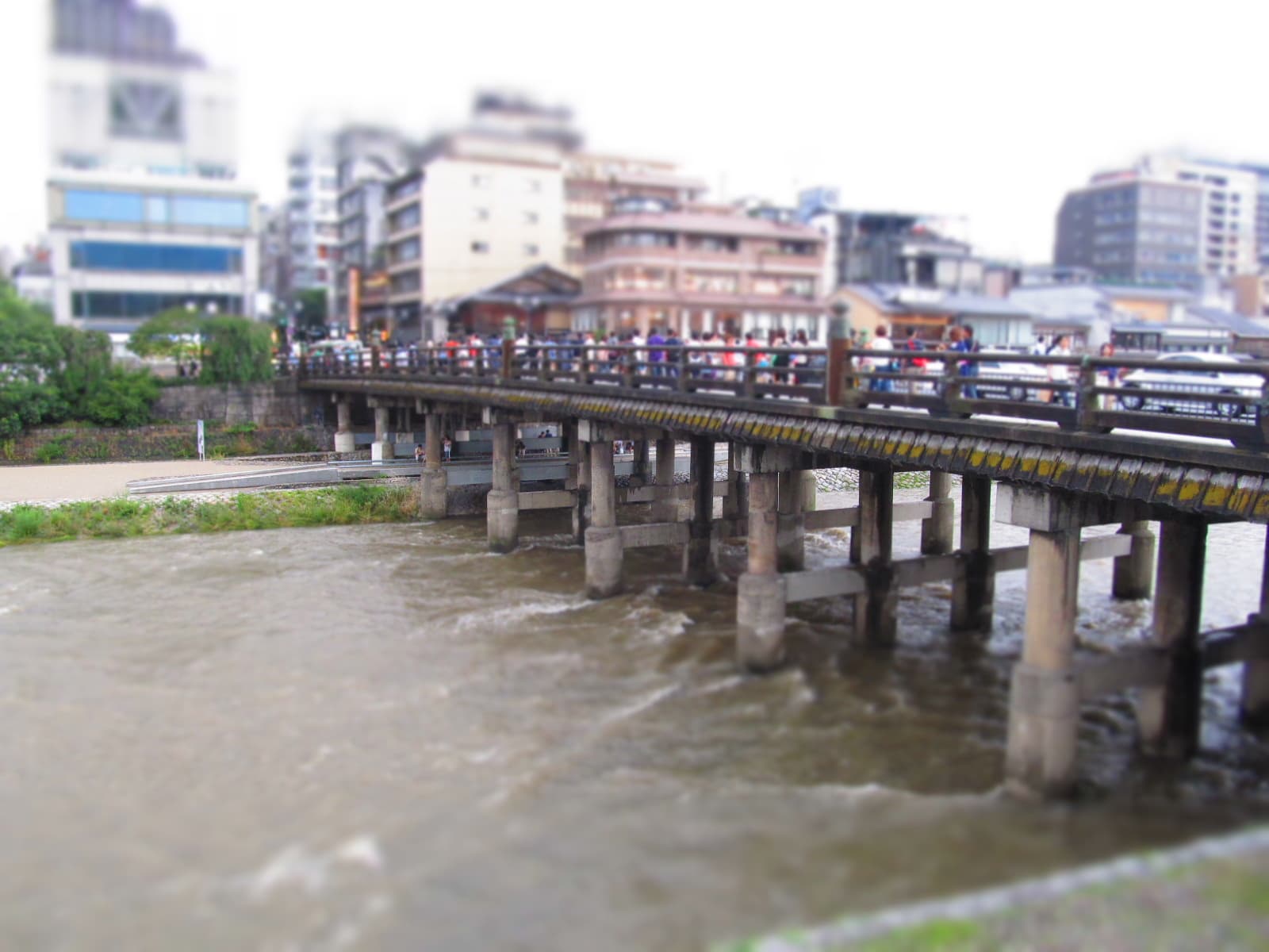 三条大桥：三条大桥：Wikimedia Commons 文件「Sanjo-Bridge, Kyoto - panoramio.jpg」中的桥梁实景。