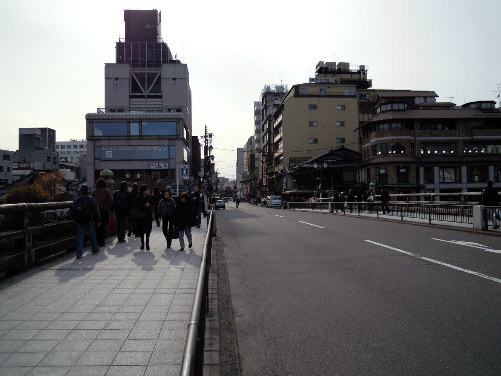 三条大桥：三条大桥：Wikimedia Commons 文件「Sanjo-ohashi - panoramio.jpg」中的桥梁实景。