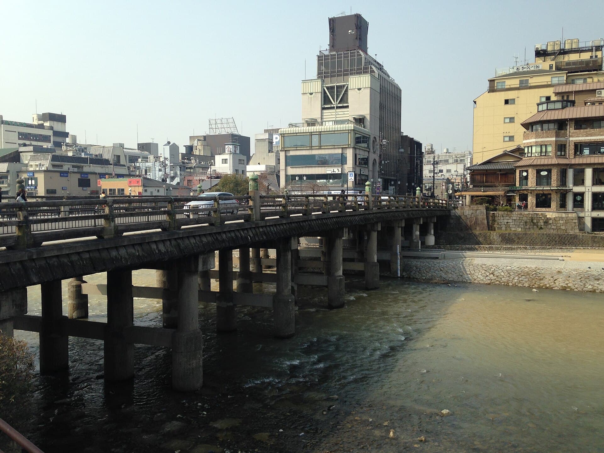 三条大桥：三条大桥：Wikimedia Commons 文件「Sanjo-Ohashi Bridge from east.JPG」中的桥梁实景。