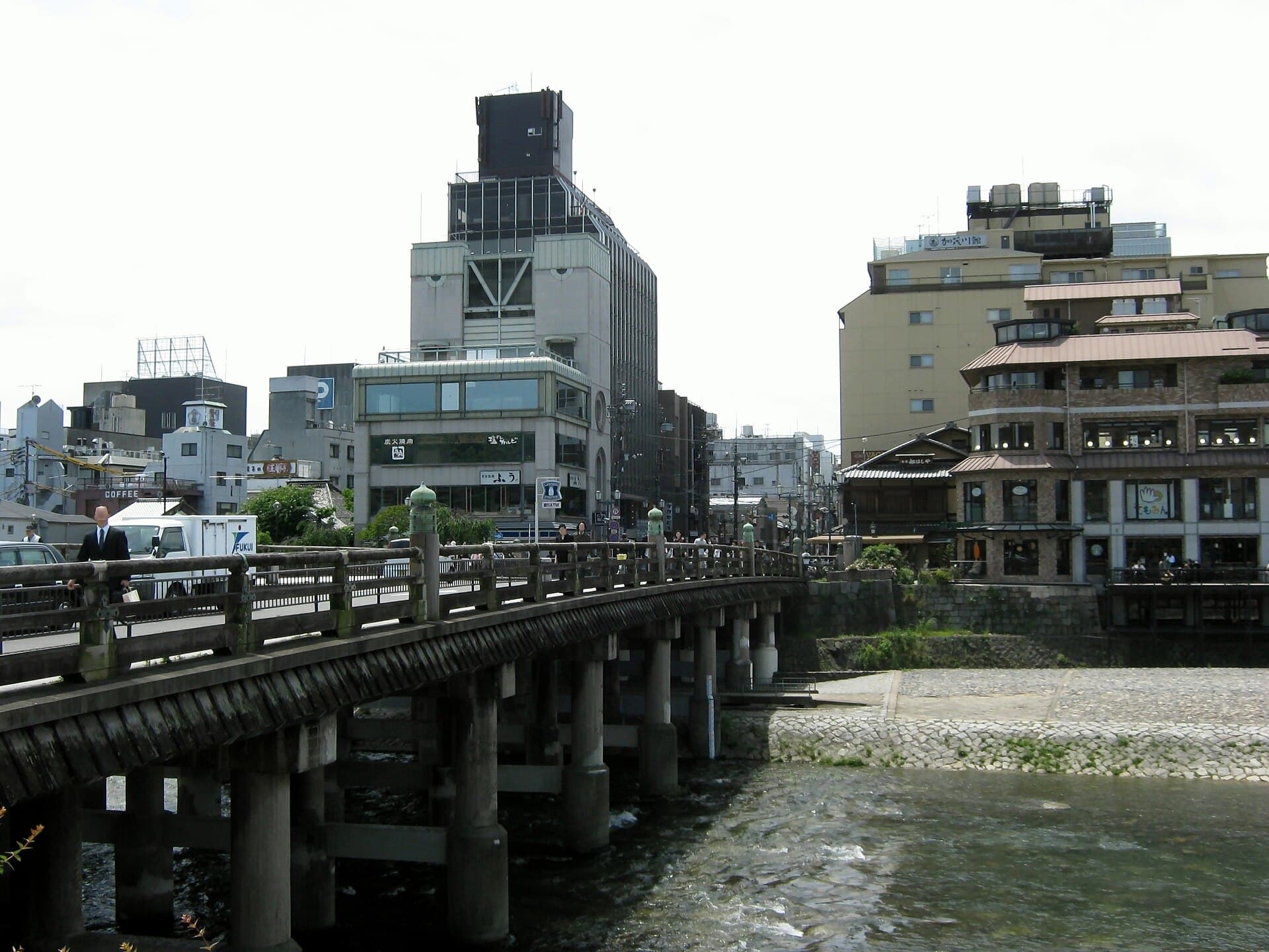 三条大桥：三条大桥：Wikimedia Commons 文件「Sanjo6026.JPG」中的桥梁实景。