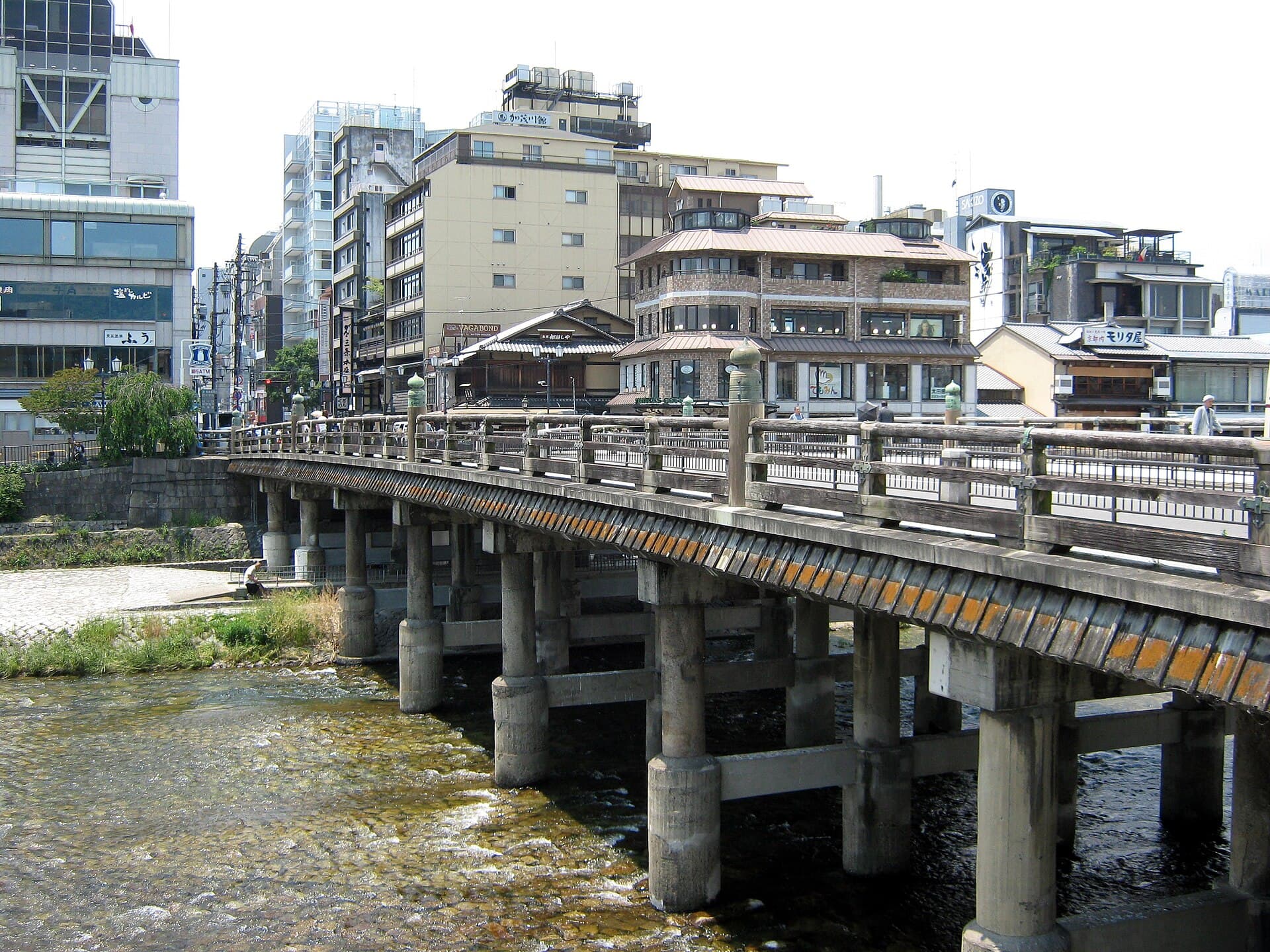 三条大桥：三条大桥：Wikimedia Commons 文件「Sanjo6890.JPG」中的桥梁实景。