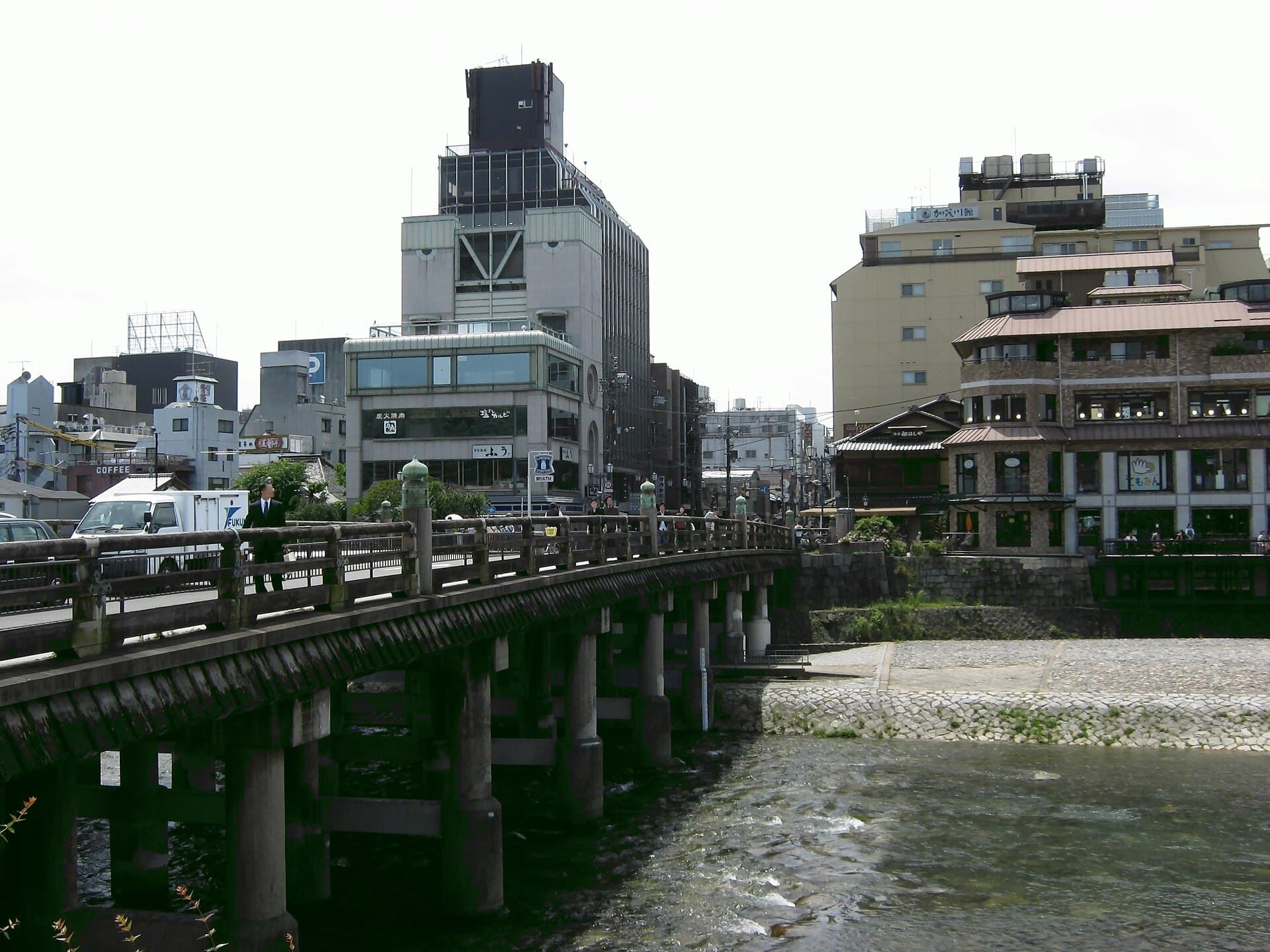 三条大桥：三条大桥：Wikimedia Commons 文件「Sanjyo6025.JPG」中的桥梁实景。