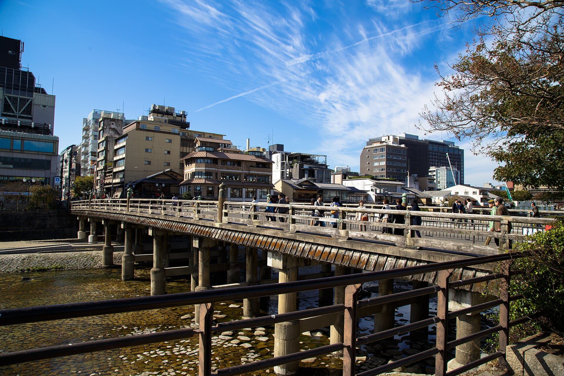 三条大桥：三条大桥：Wikimedia Commons 文件「三条大橋 Sanjo Ohashi (22402221530).jpg」中的桥梁实景。