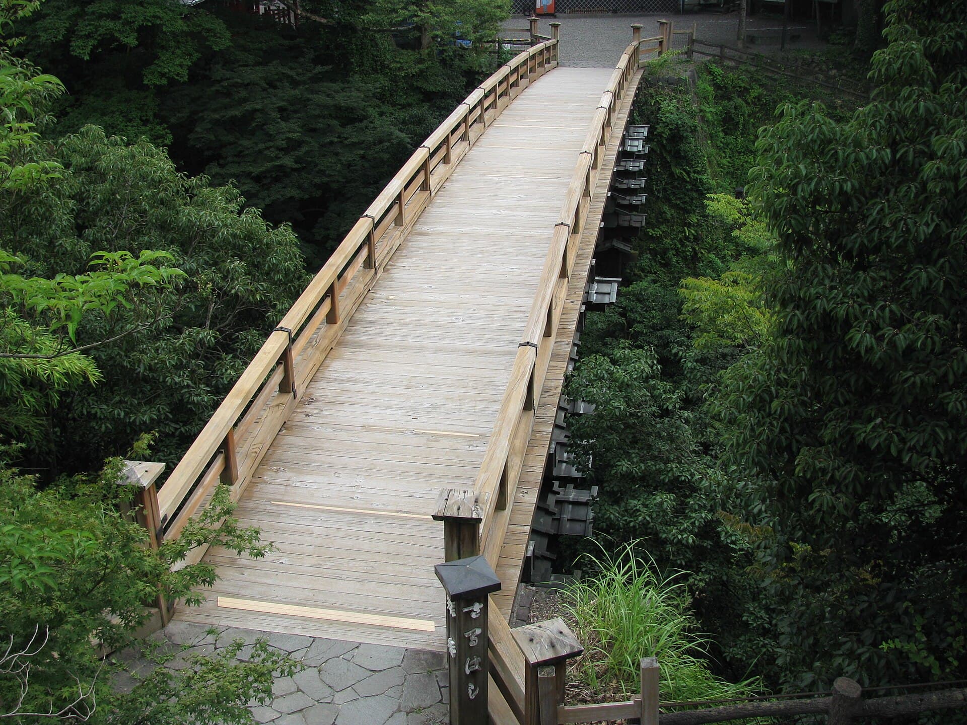 猿桥：猿桥：Wikimedia Commons 文件「Saruhashi -04.jpg」中的桥梁实景。