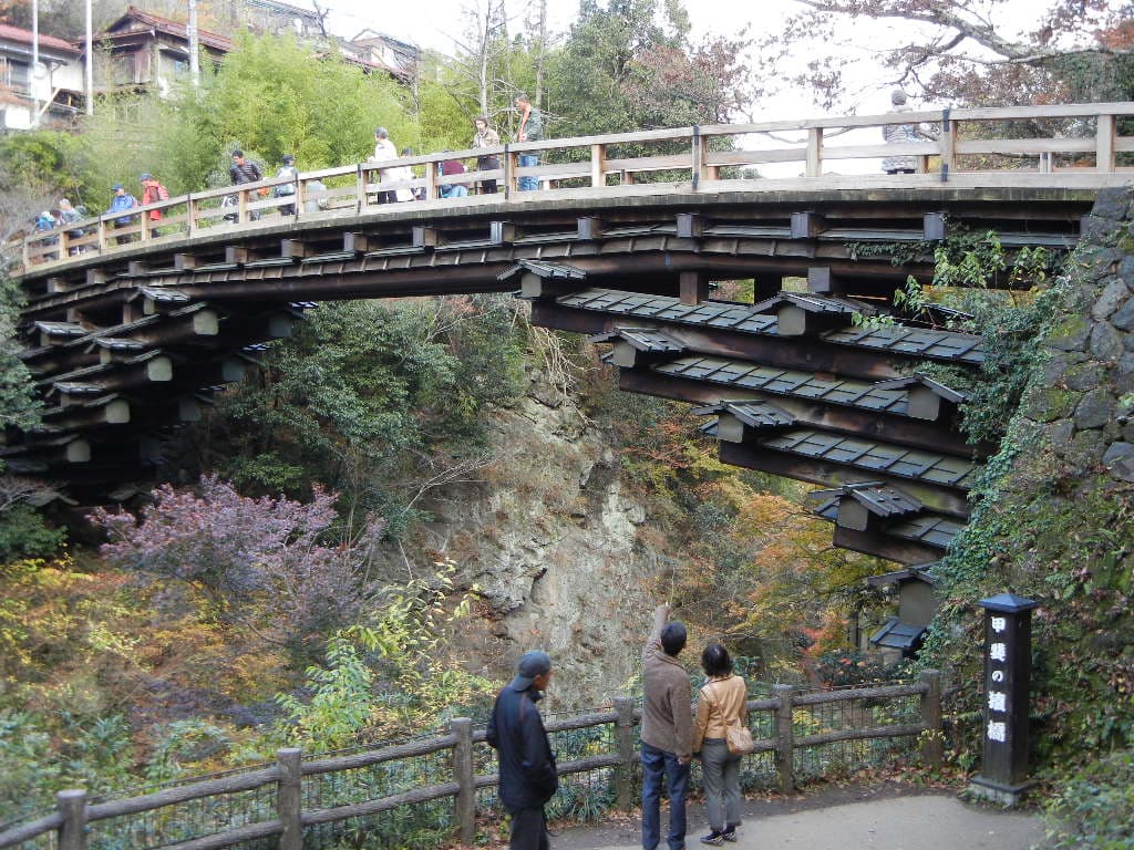猿桥：猿桥：Wikimedia Commons 文件「Saruhashi-Otsuki-Yamanashi.JPG」中的桥梁实景。
