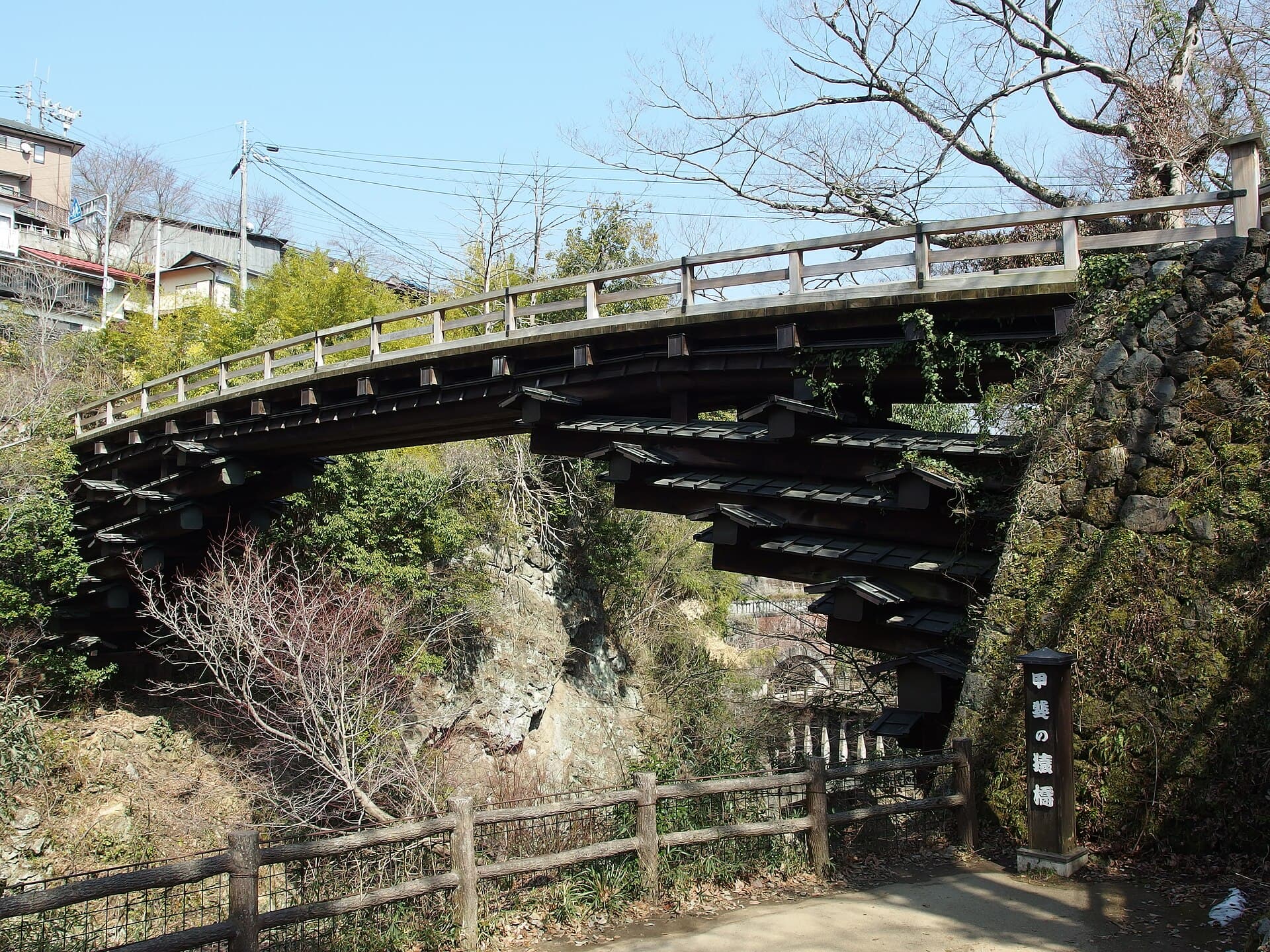 猿桥：猿桥：Wikimedia Commons 文件「Saruhashi Bridge @ Hike to Mount Ougiyama & Mount Momokurasan @ Yamanashi Prefecture (13469679063).jpg」中的桥梁实景。