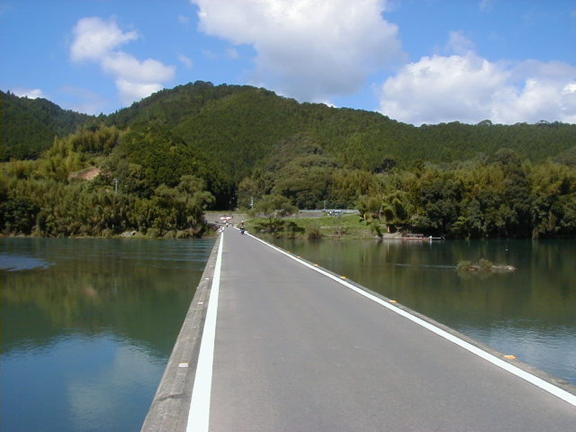 佐田沉下桥（今成桥）：佐田沉下桥（今成桥）：Wikimedia Commons 文件「Sata no Chinkabashi - panoramio.jpg」中的桥梁实景。