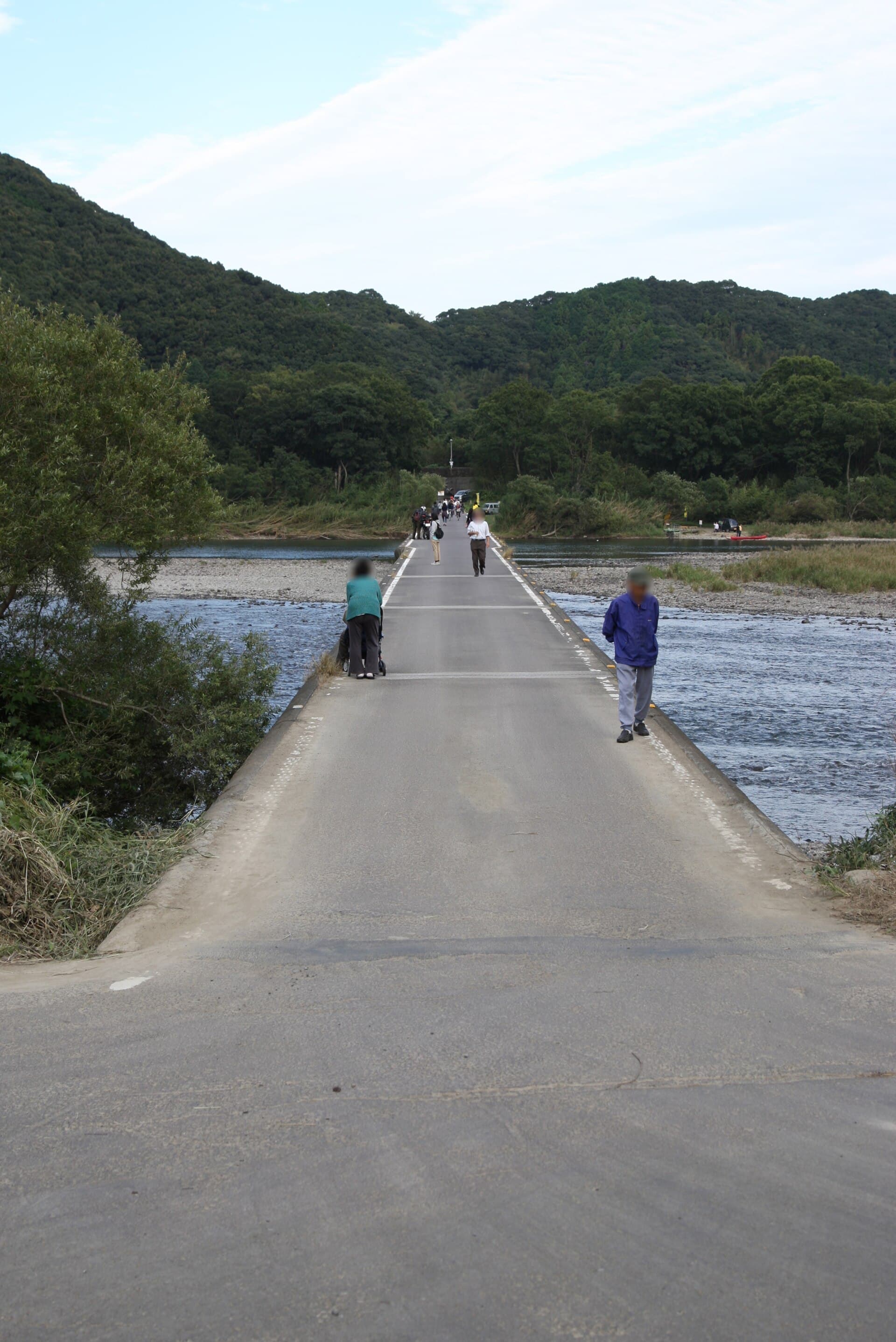 佐田沉下桥（今成桥）：佐田沉下桥（今成桥）：Wikimedia Commons 文件「佐田沈下橋 Sada Brdg. - panoramio.jpg」中的桥梁实景。