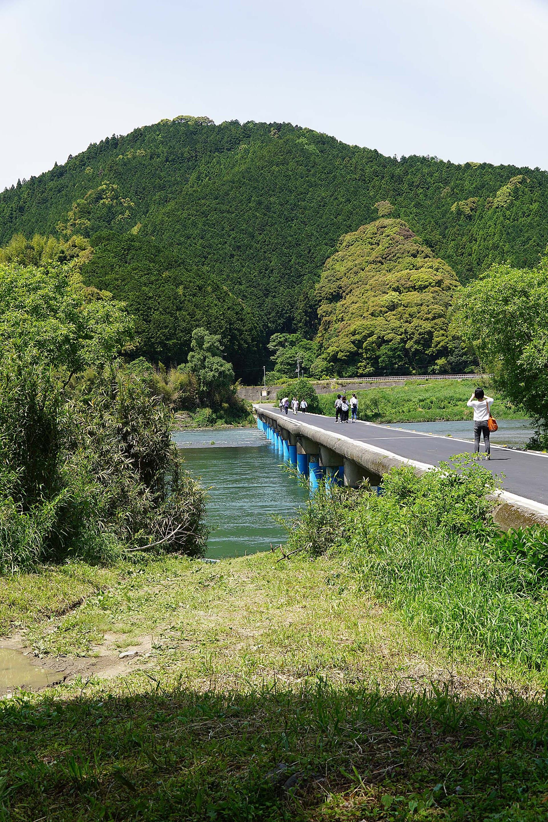 佐田沉下桥（今成桥）：佐田沉下桥（今成桥）：Wikimedia Commons 文件「Satano chinka bashi - 佐田沈下橋 - panoramio (2).jpg」中的桥梁实景。