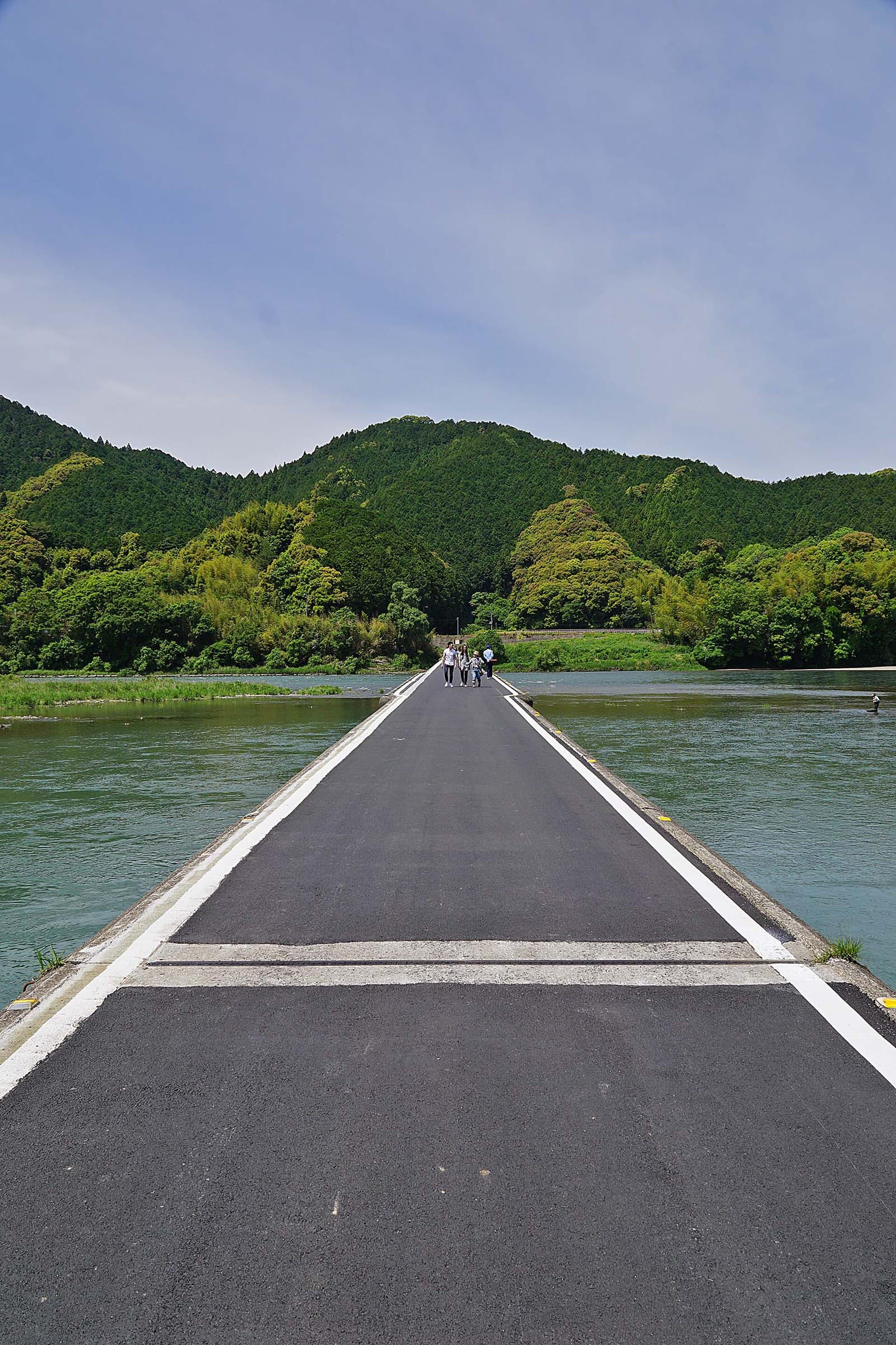 佐田沉下桥（今成桥）：佐田沉下桥（今成桥）：Wikimedia Commons 文件「Satano chinka bashi - 佐田沈下橋 - panoramio (4).jpg」中的桥梁实景。