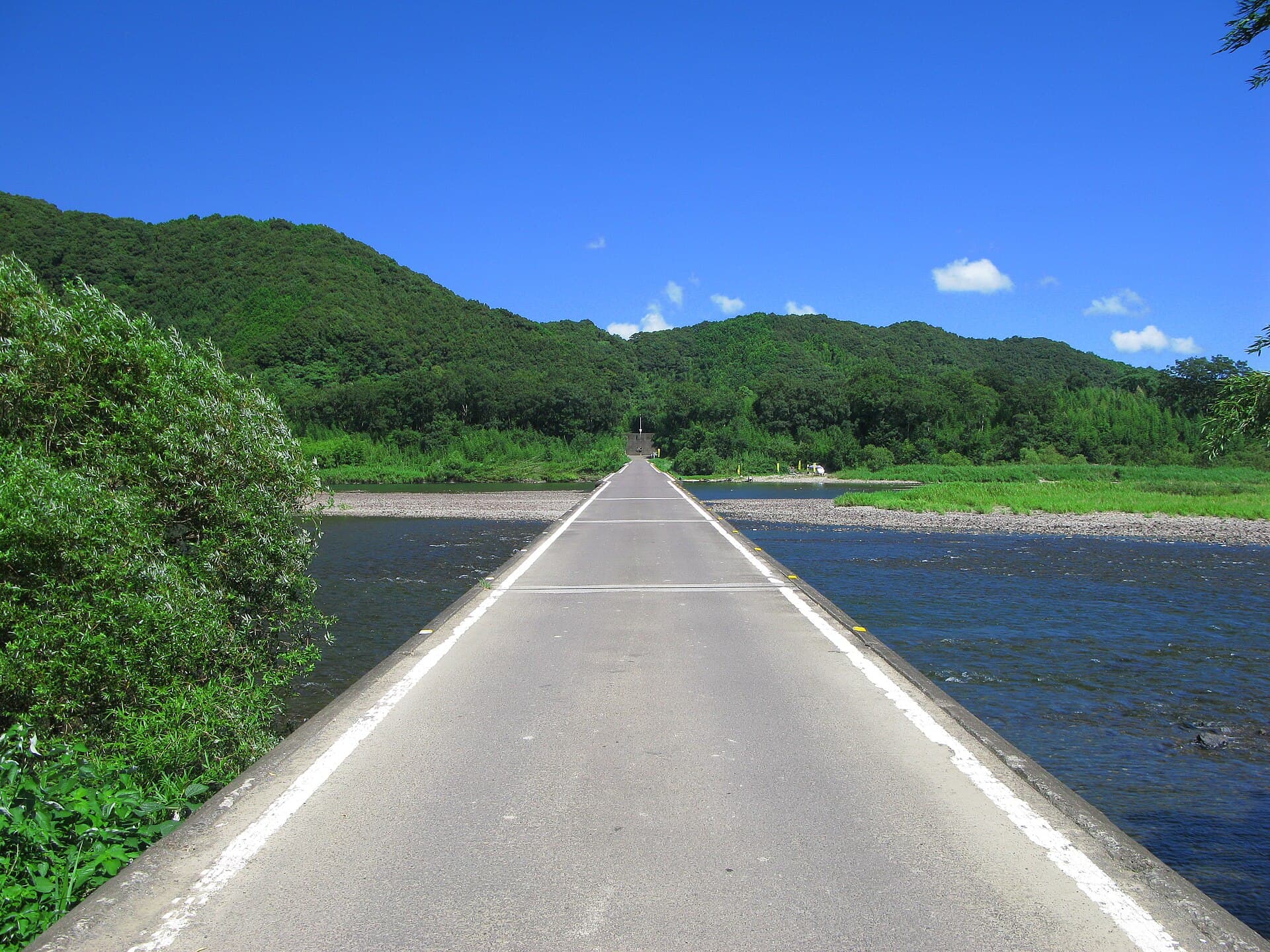佐田沉下桥（今成桥）：佐田沉下桥（今成桥）：Wikimedia Commons 文件「Shimanto River And Imanari Bridge 2.JPG」中的桥梁实景。