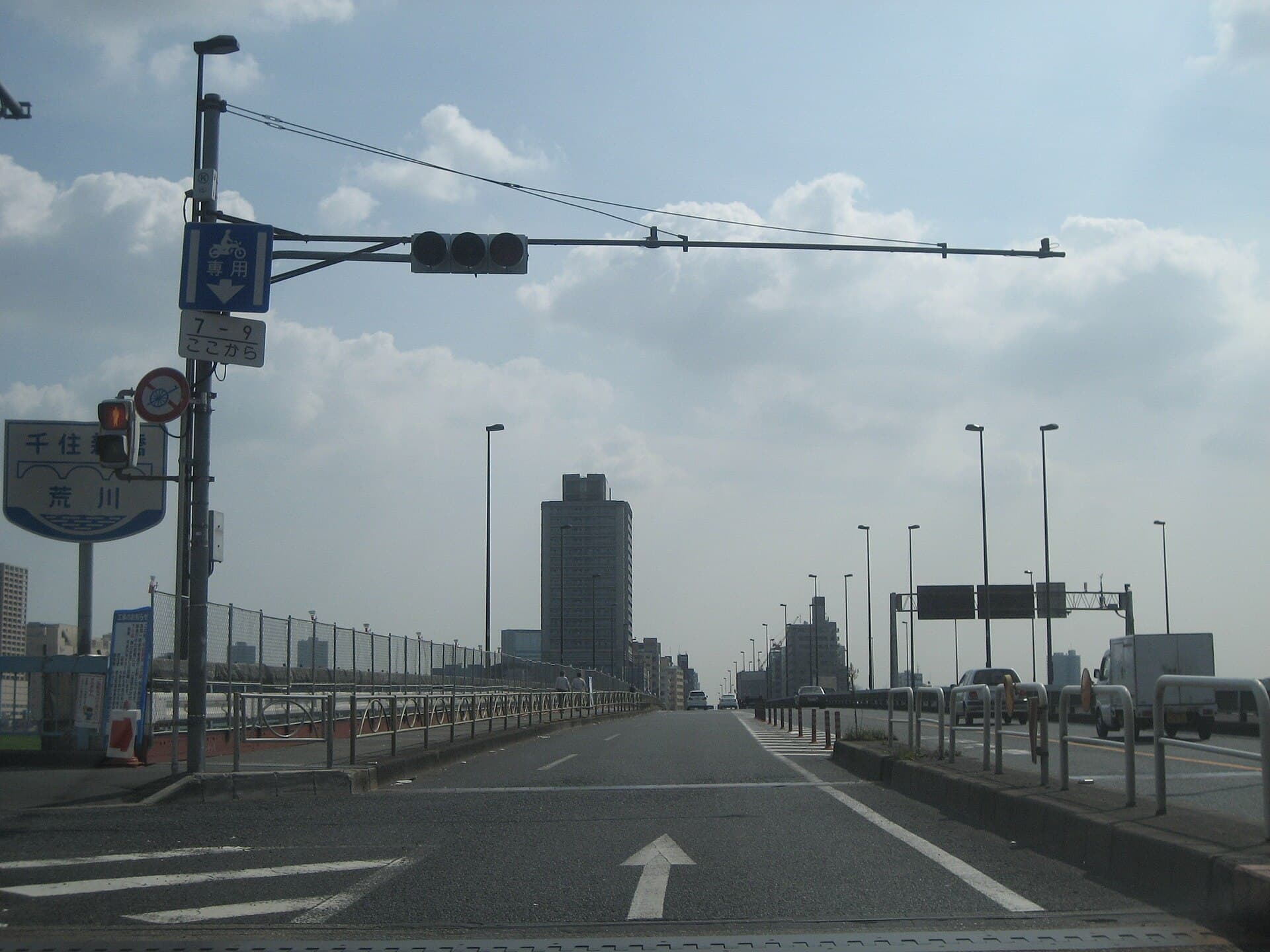千住新桥（上下行桥群）：千住新桥：Wikimedia Commons 文件「Senjushinbashi1.jpg」中的桥梁实景。