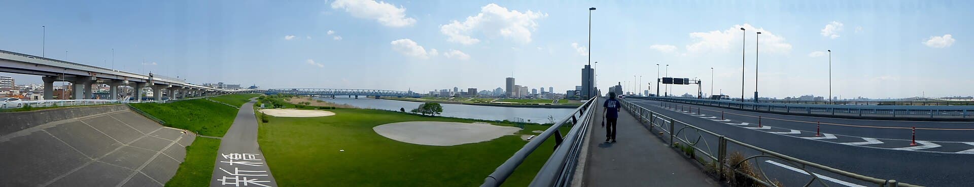 千住新桥（上下行桥群）：千住新桥：Wikimedia Commons 文件「Arakawariver-senjushinbashi-bridge-april23-2015.jpg」中的桥梁实景。