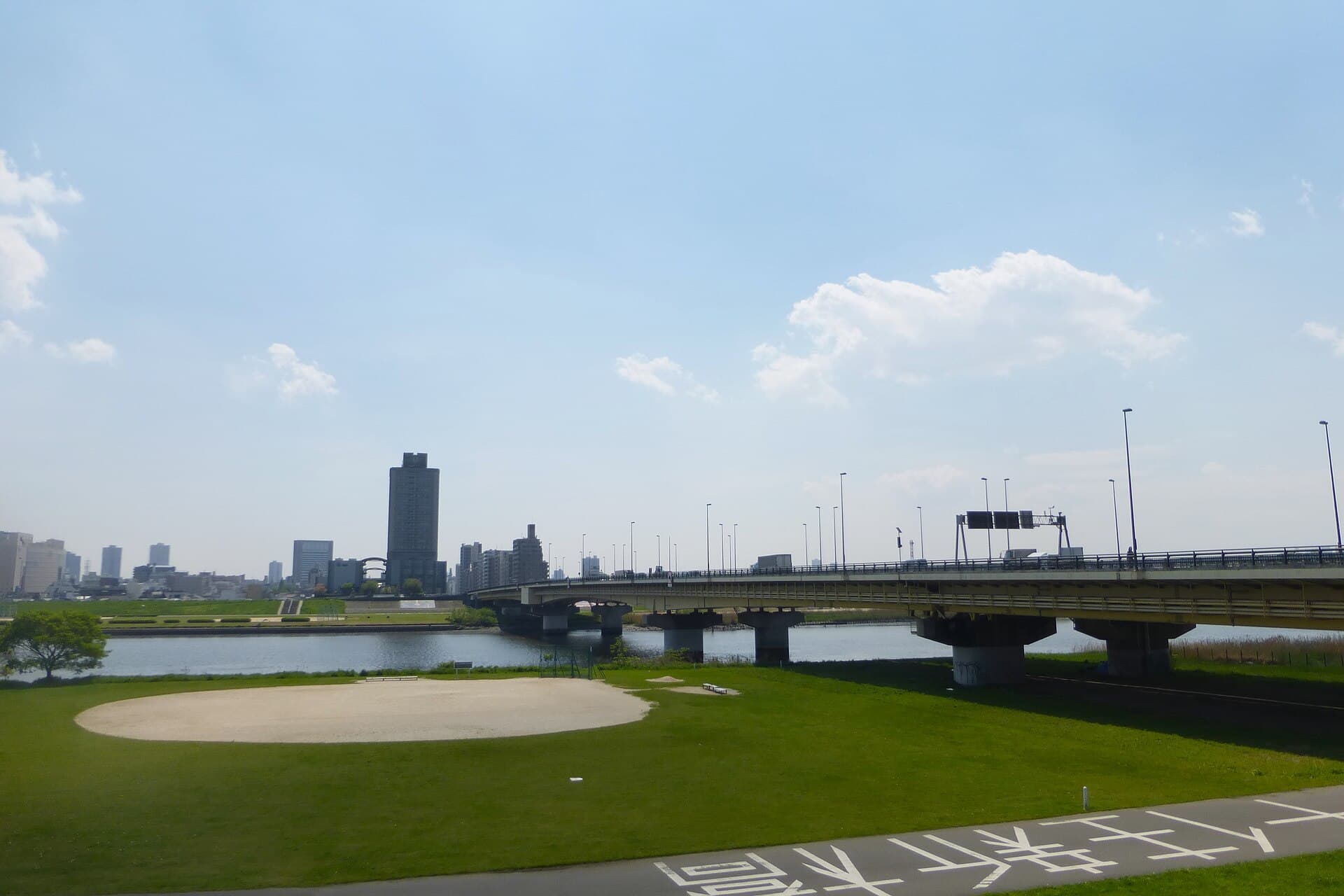 千住新桥（上下行桥群）：千住新桥：Wikimedia Commons 文件「Viewofsenjushinbashi-april23-2015.jpg」中的桥梁实景。