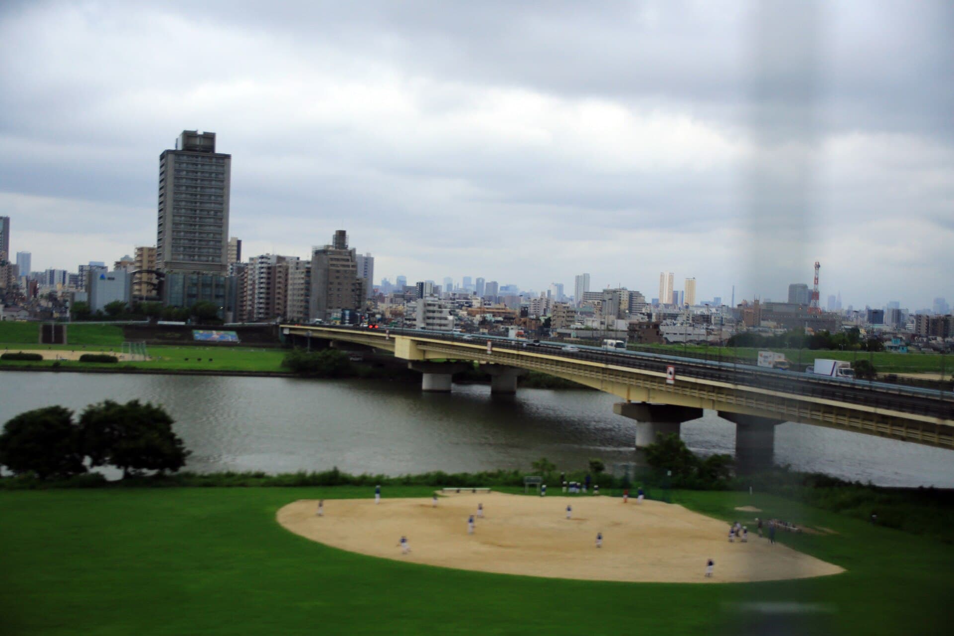 千住新桥（上下行桥群）：千住新桥：Wikimedia Commons 文件「20160827 ArakawaRiver 5605 (29783663921).jpg」中的桥梁实景。