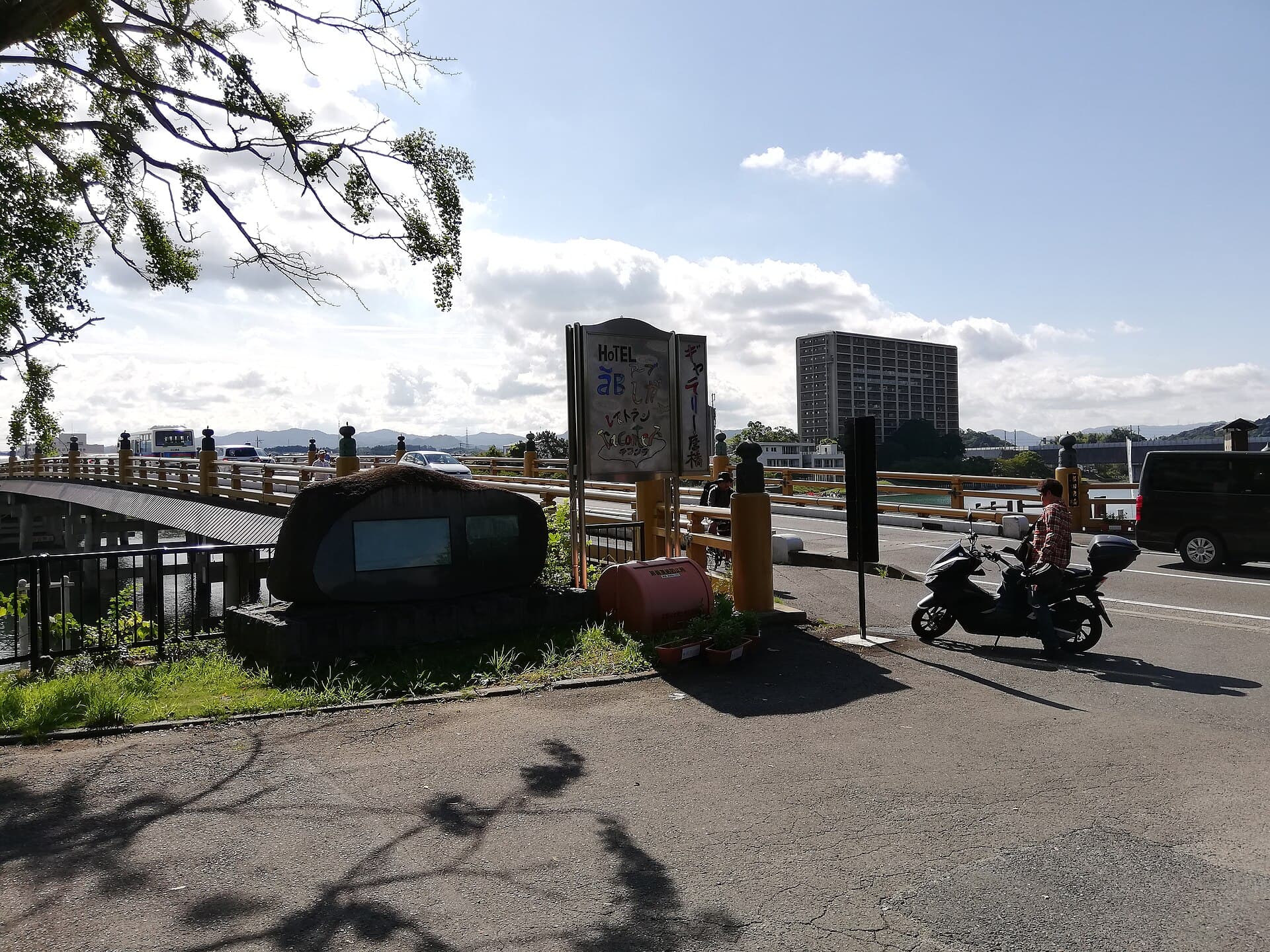 濑田唐桥：濑田唐桥：Wikimedia Commons 文件「Seta-no-Karahashi Bridge 20200919 02.jpg」中的桥梁实景。