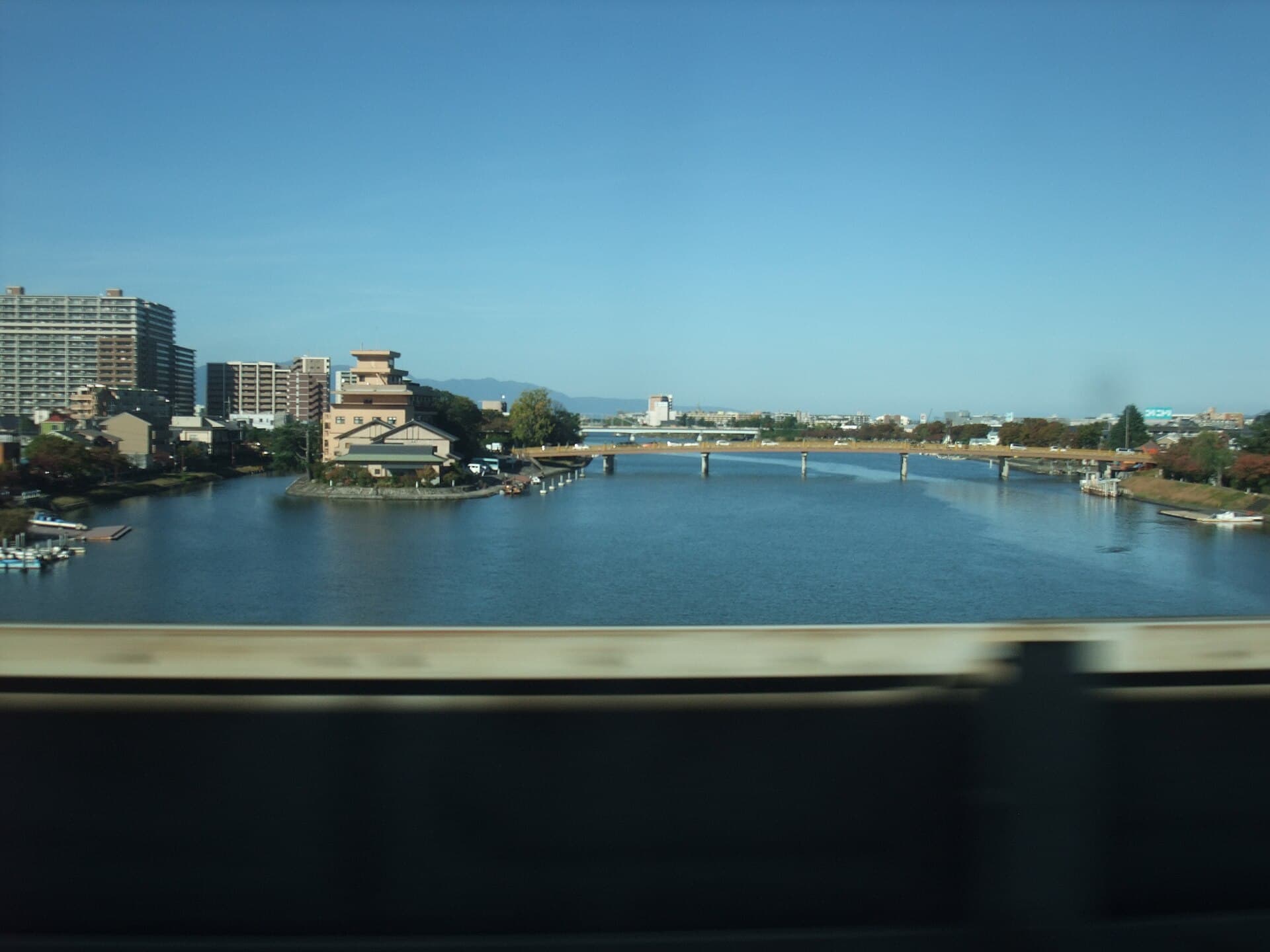 濑田唐桥：濑田唐桥：Wikimedia Commons 文件「Seta-no-Karahashi view from Tōkaidō Shinkansen.jpg」中的桥梁实景。