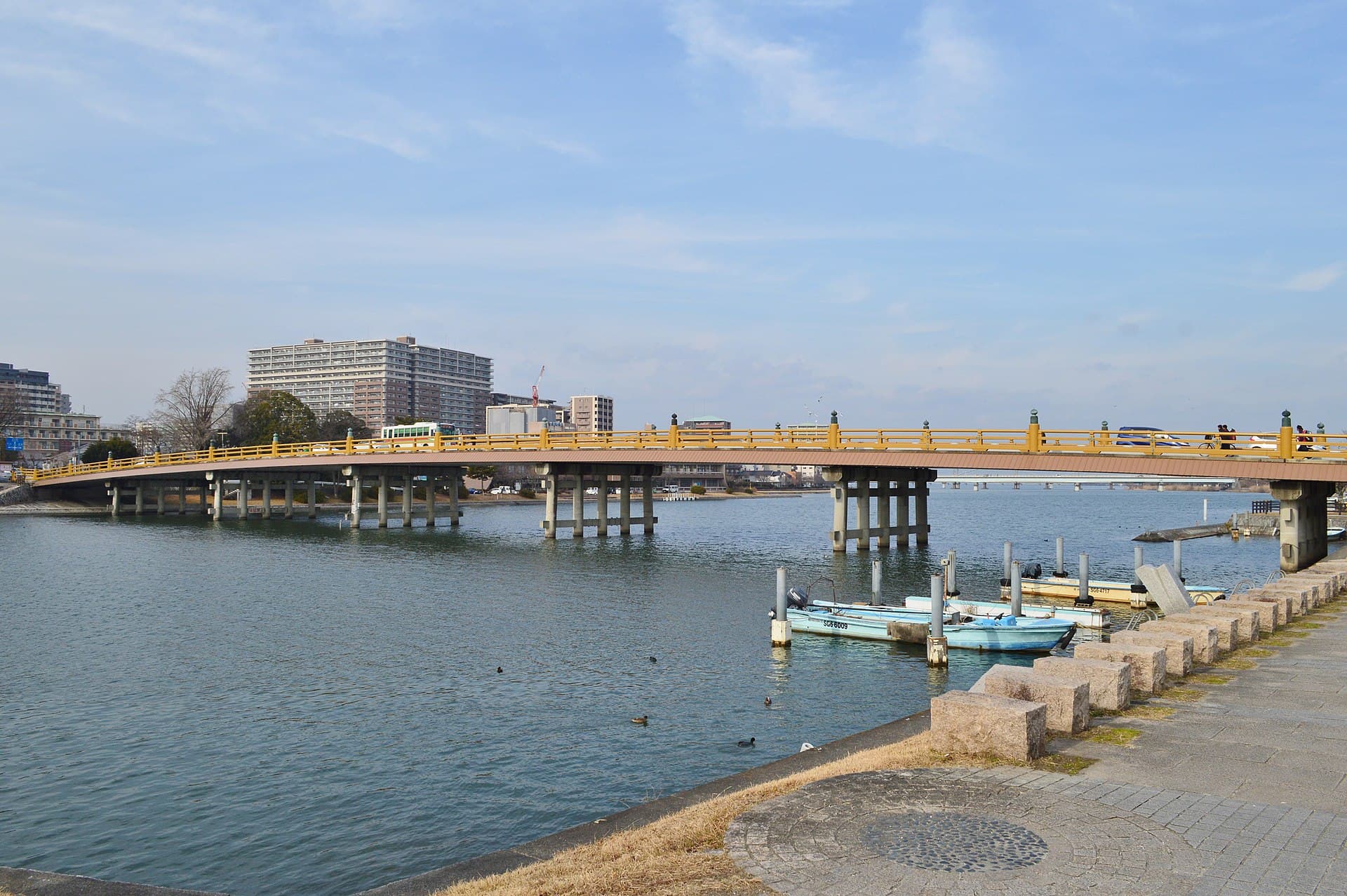 濑田唐桥：濑田唐桥：Wikimedia Commons 文件「Seta-no-Karahashi, zenkei-2.jpg」中的桥梁实景。