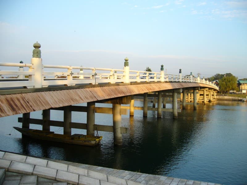 濑田唐桥：濑田唐桥：Wikimedia Commons 文件「Setagawa（Yodogawa） Karahashi.jpg」中的桥梁实景。