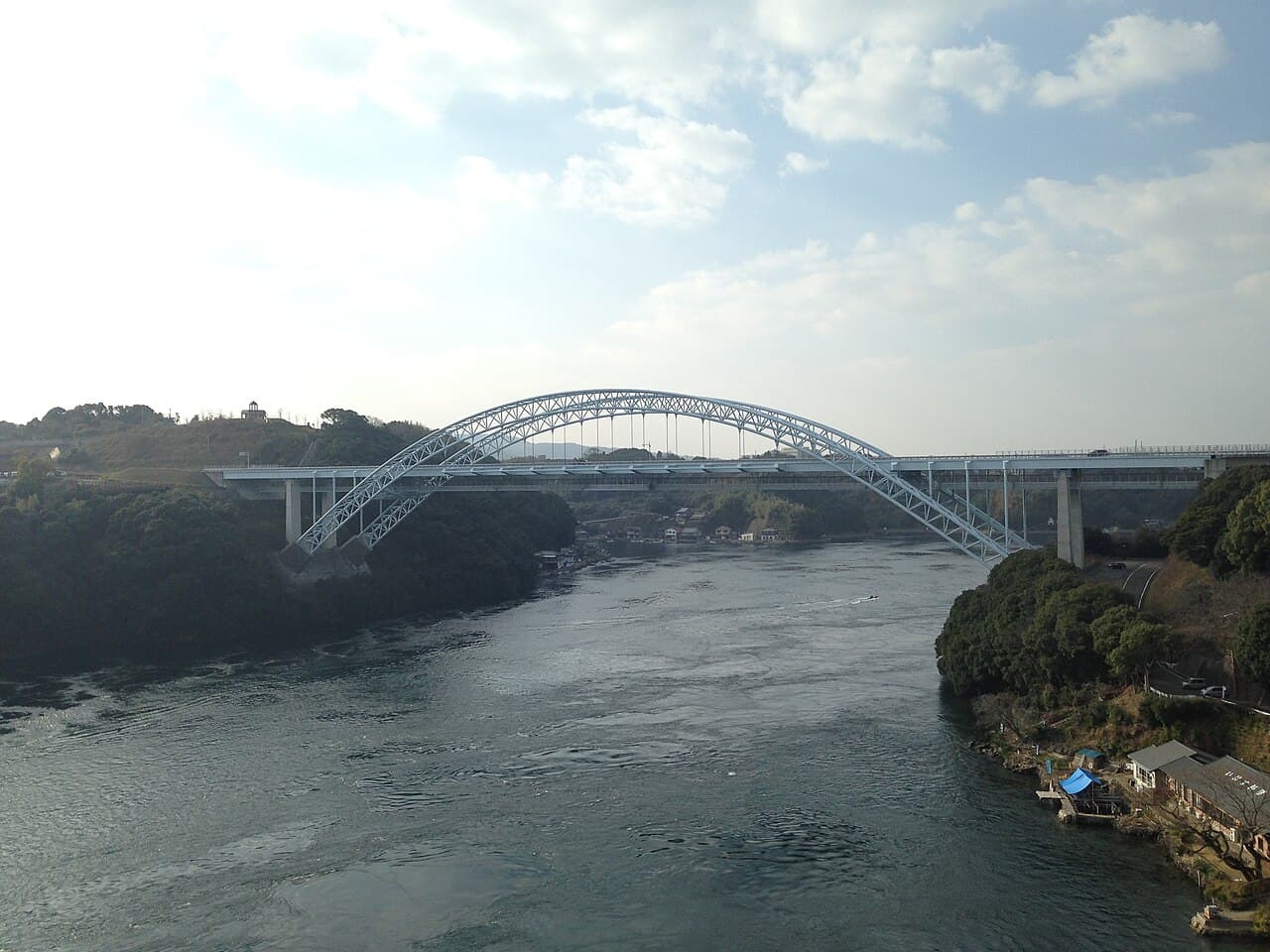新西海桥：新西海桥：Wikimedia Commons 文件「Shin-Saikaibashi Bridge from Saikaibashi Bridge in Sasebo, Nagasaki.JPG」中的桥梁实景。