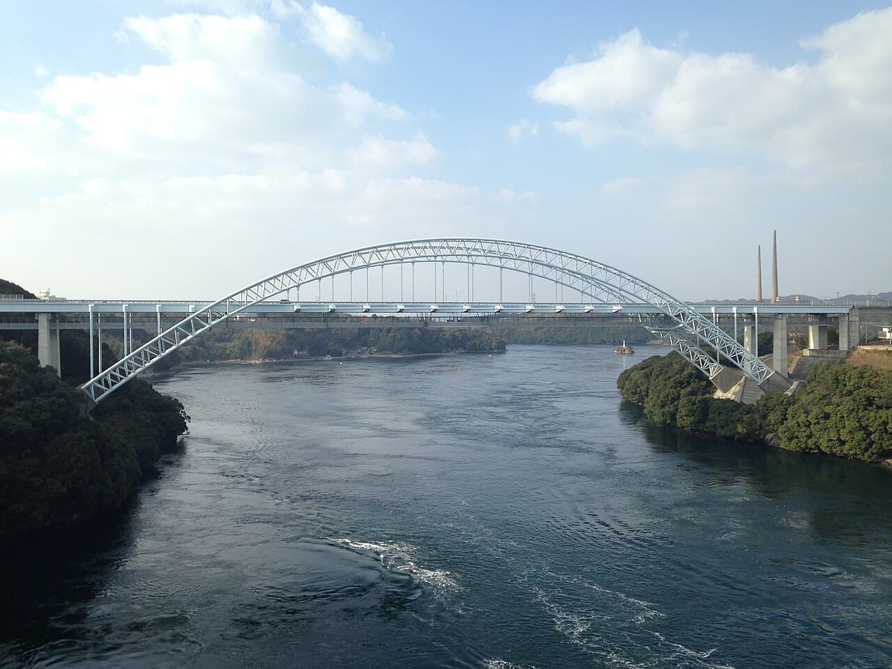 新西海桥：新西海桥：Wikimedia Commons 文件「Shin-Saikaibashi Bridge from Saikaibashi Bridge in Seihi, Saikai, Nagasaki.JPG」中的桥梁实景。
