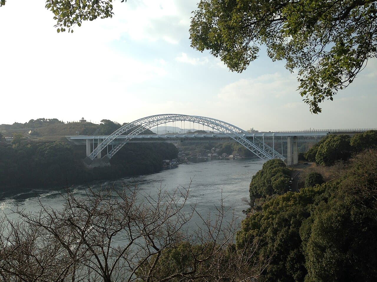 新西海桥：新西海桥：Wikimedia Commons 文件「Shin-Saikaibashi Bridge from Saikaibashi Park in Sasebo, Nagasaki.JPG」中的桥梁实景。