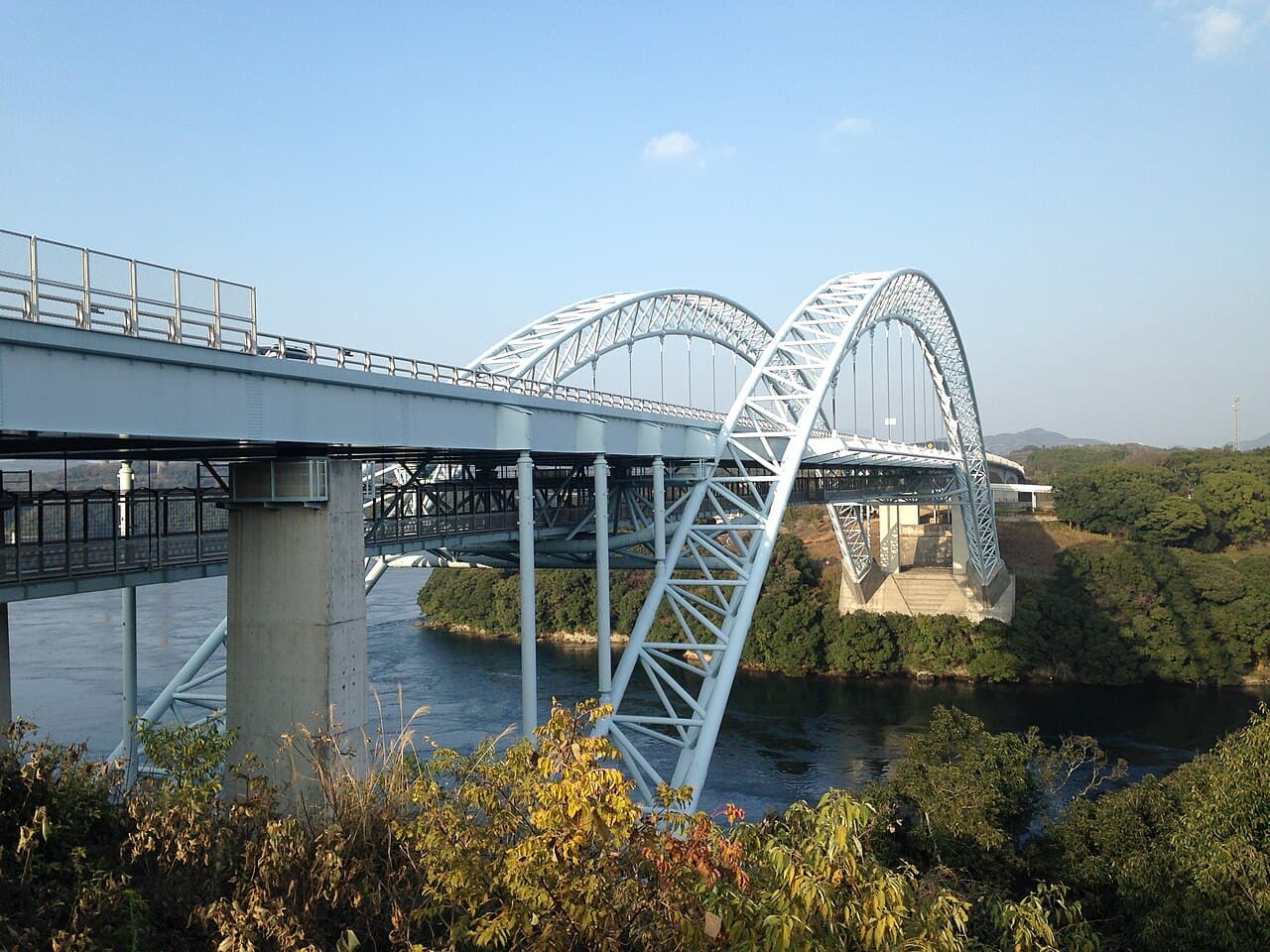 新西海桥：新西海桥：Wikimedia Commons 文件「Shin-Saikaibashi Bridge from the side of Saikai, Nagasaki 2.JPG」中的桥梁实景。