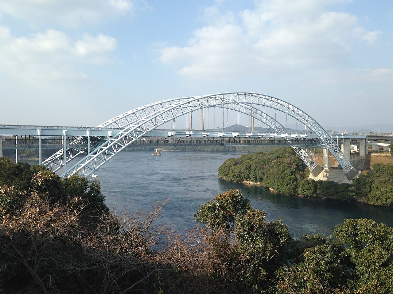 新西海桥：新西海桥：Wikimedia Commons 文件「Shin-Saikaibashi Bridge from walk deck in Seihi, Saikai, Nagasaki 2.JPG」中的桥梁实景。