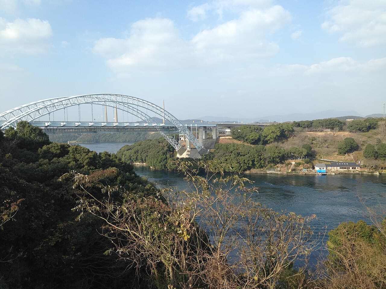 新西海桥：新西海桥：Wikimedia Commons 文件「Shin-Saikaibashi Bridge from walk deck in Seihi, Saikai, Nagasaki 3.JPG」中的桥梁实景。