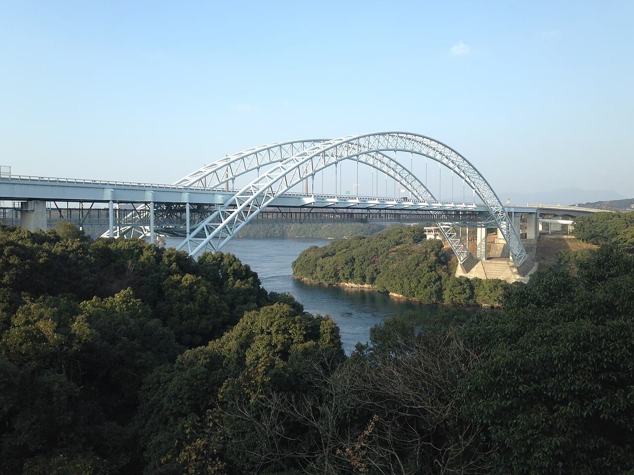 新西海桥：新西海桥：Wikimedia Commons 文件「Shin-Saikaibashi Bridge from walk deck in Seihi, Saikai, Nagasaki 4.JPG」中的桥梁实景。