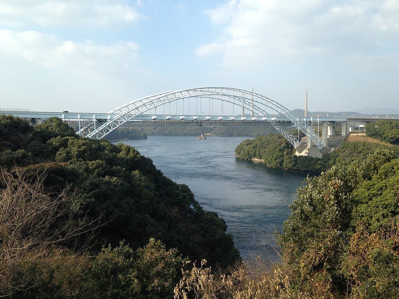 新西海桥：新西海桥：Wikimedia Commons 文件「Shin-Saikaibashi Bridge from walk deck in Seihi, Saikai, Nagasaki.JPG」中的桥梁实景。